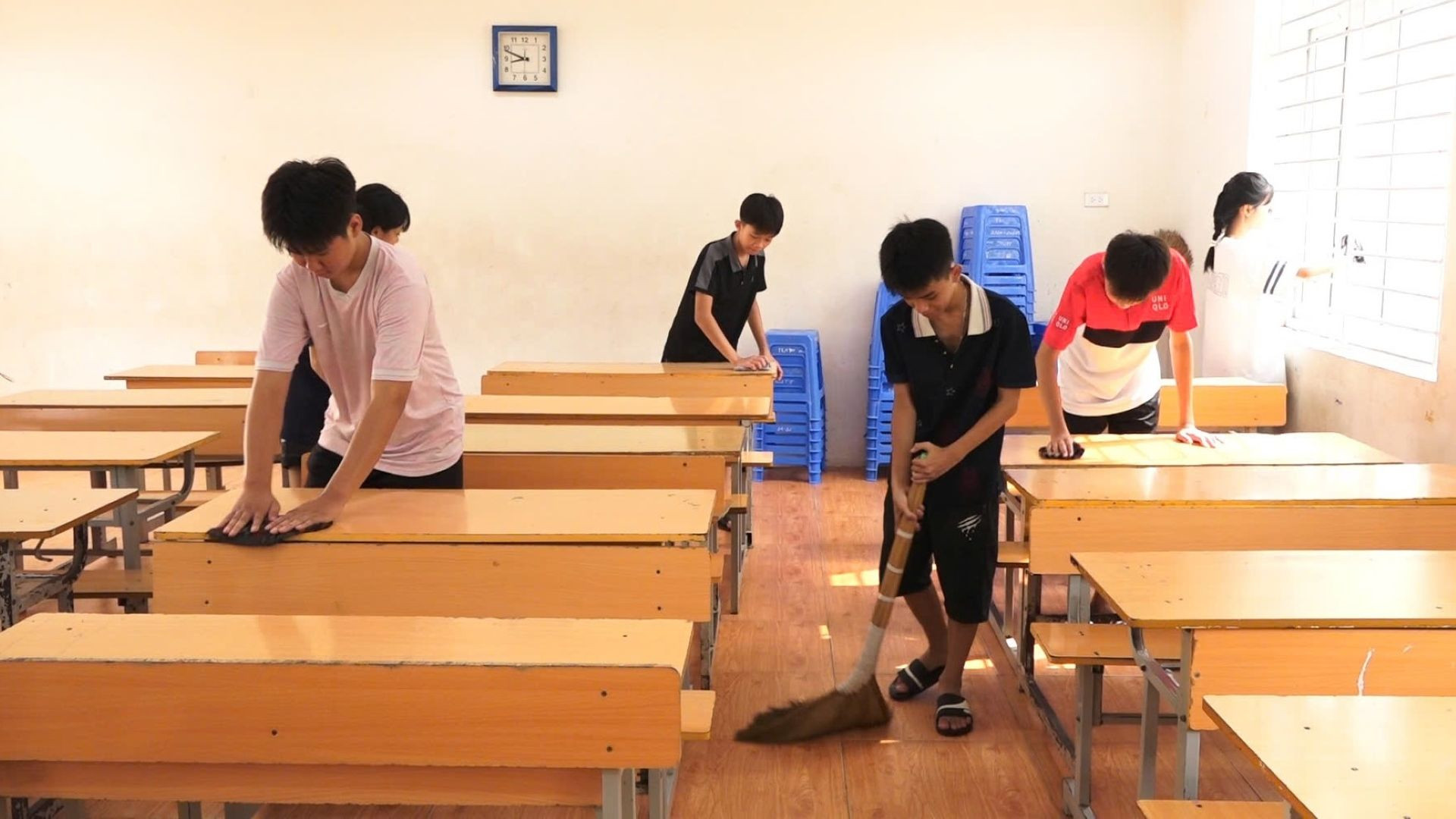 Học sinh xã Thanh Thùy, huyện Thanh Oai tham gia vệ sinh trường lớp.