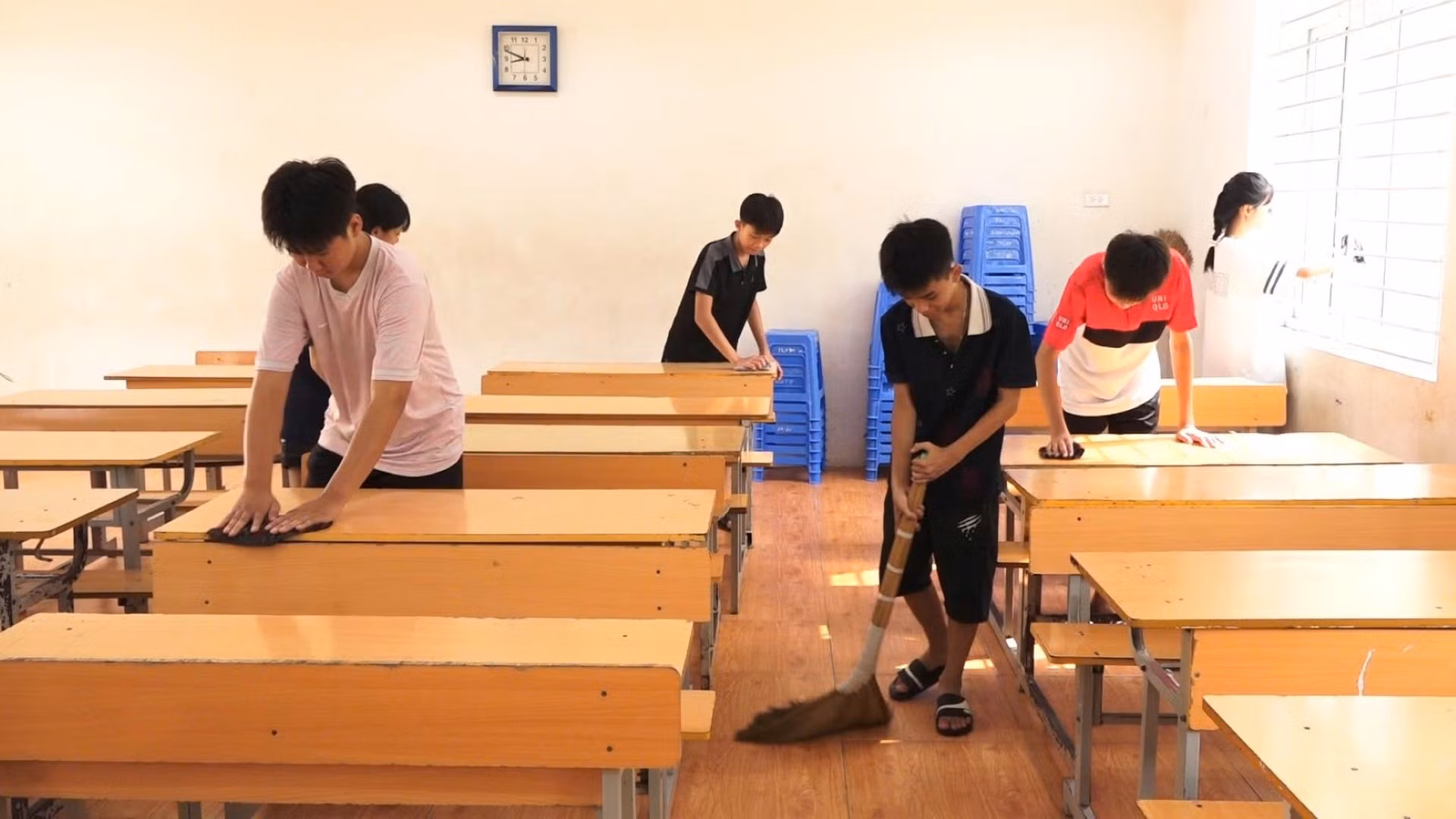 Học sinh xã Thanh Thùy, huyện Thanh Oai tham gia vệ sinh trường lớp.