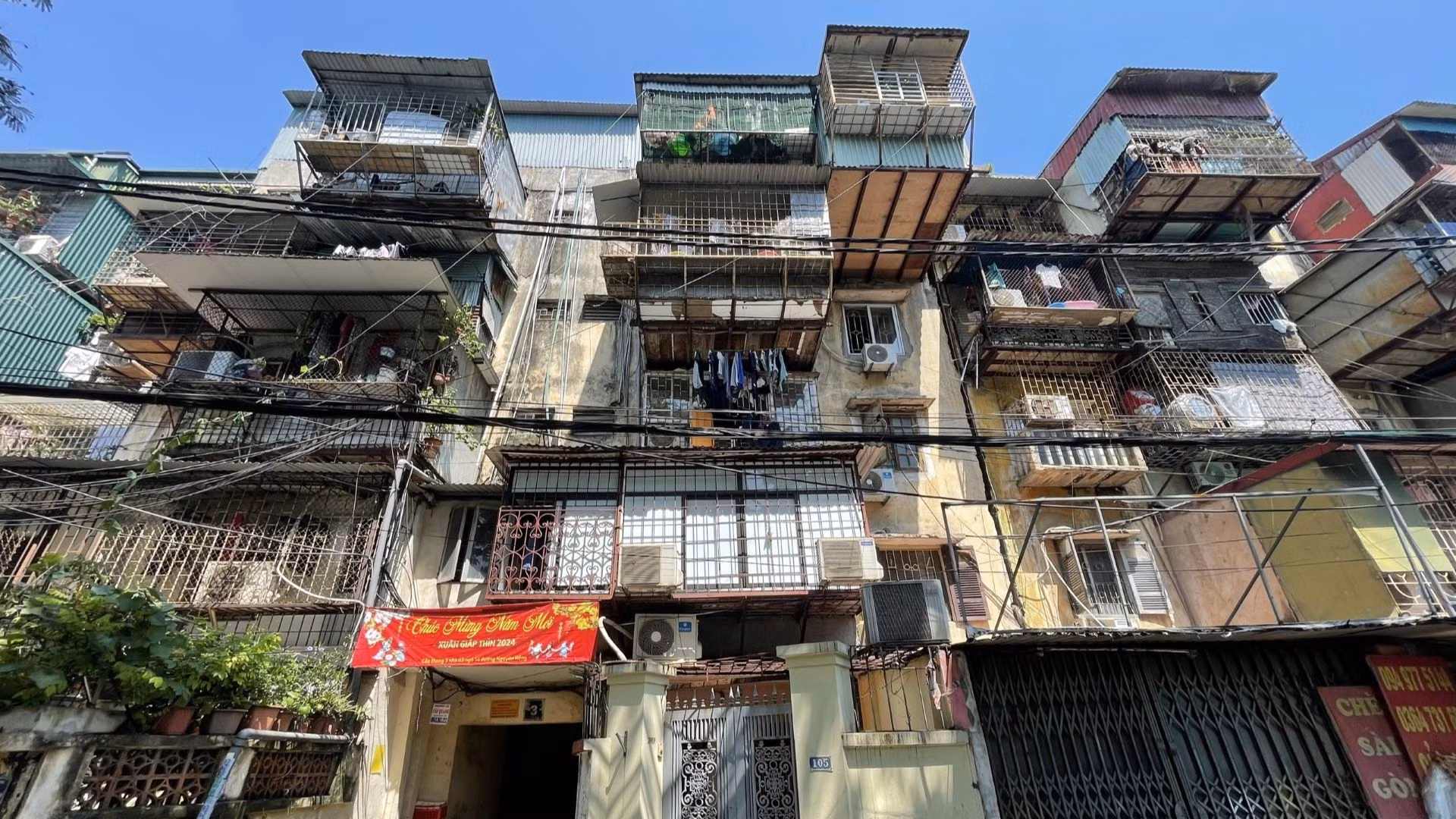 Các chung cư cũ gây nhếch nhác đô thị.