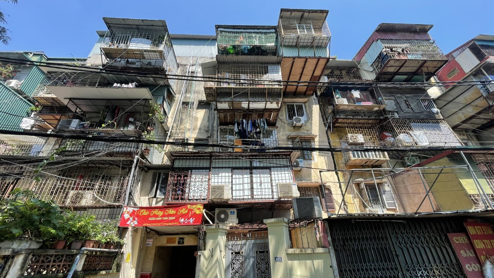 Các chung cư cũ gây nhếch nhác đô thị.