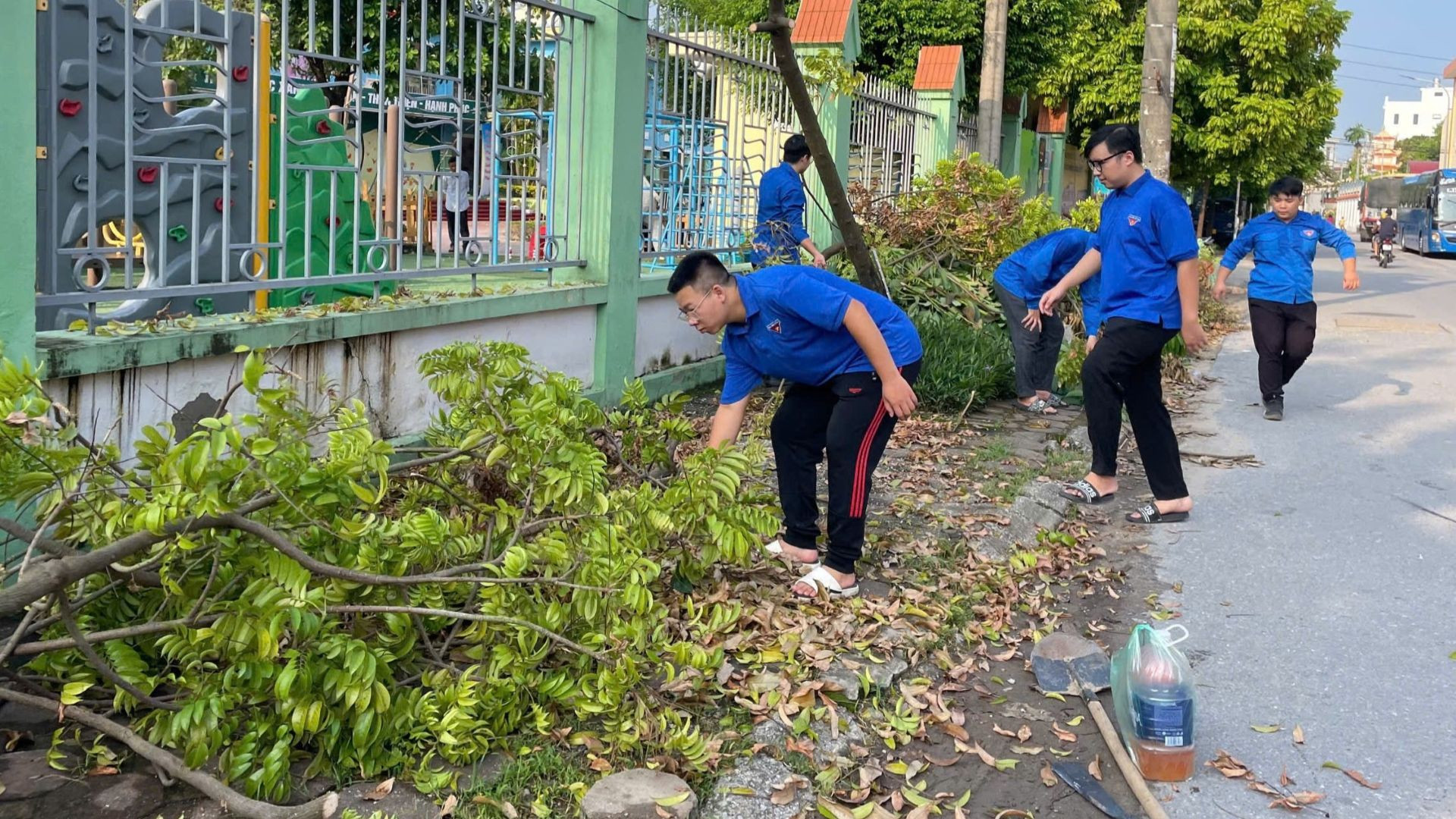 Các đoàn viên thanh niên huyện Thanh Trì tham gia tổng vệ sinh môi trường.