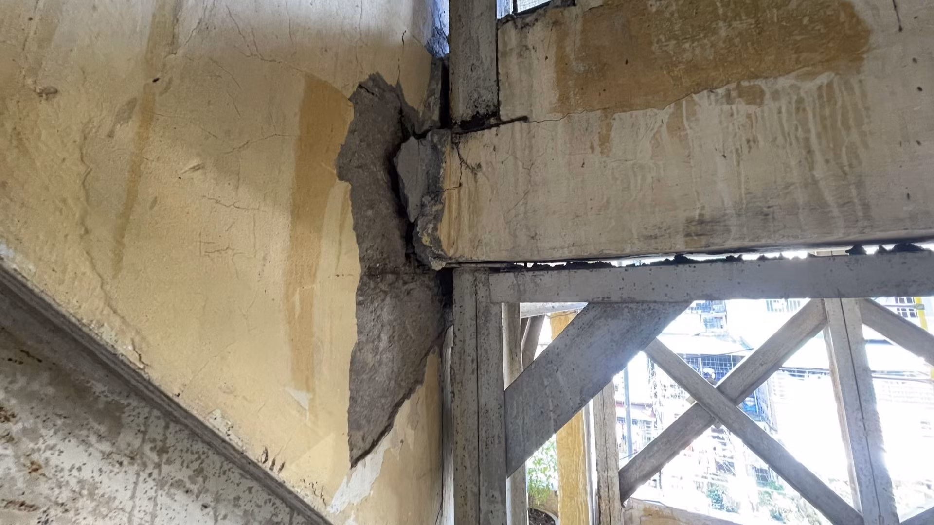 Vết nứt lớn tại cầu thang.