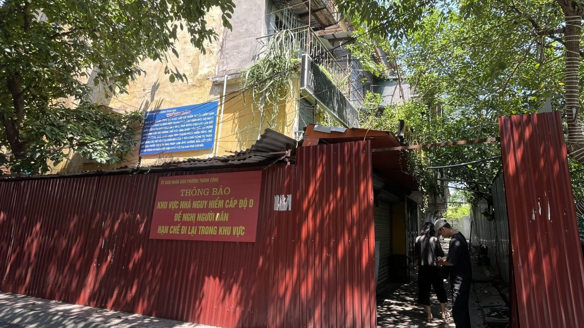 Bất chấp cảnh báo của chính quyền, vẫn còn người dân sinh sống tại nhà G6A Thành Công.