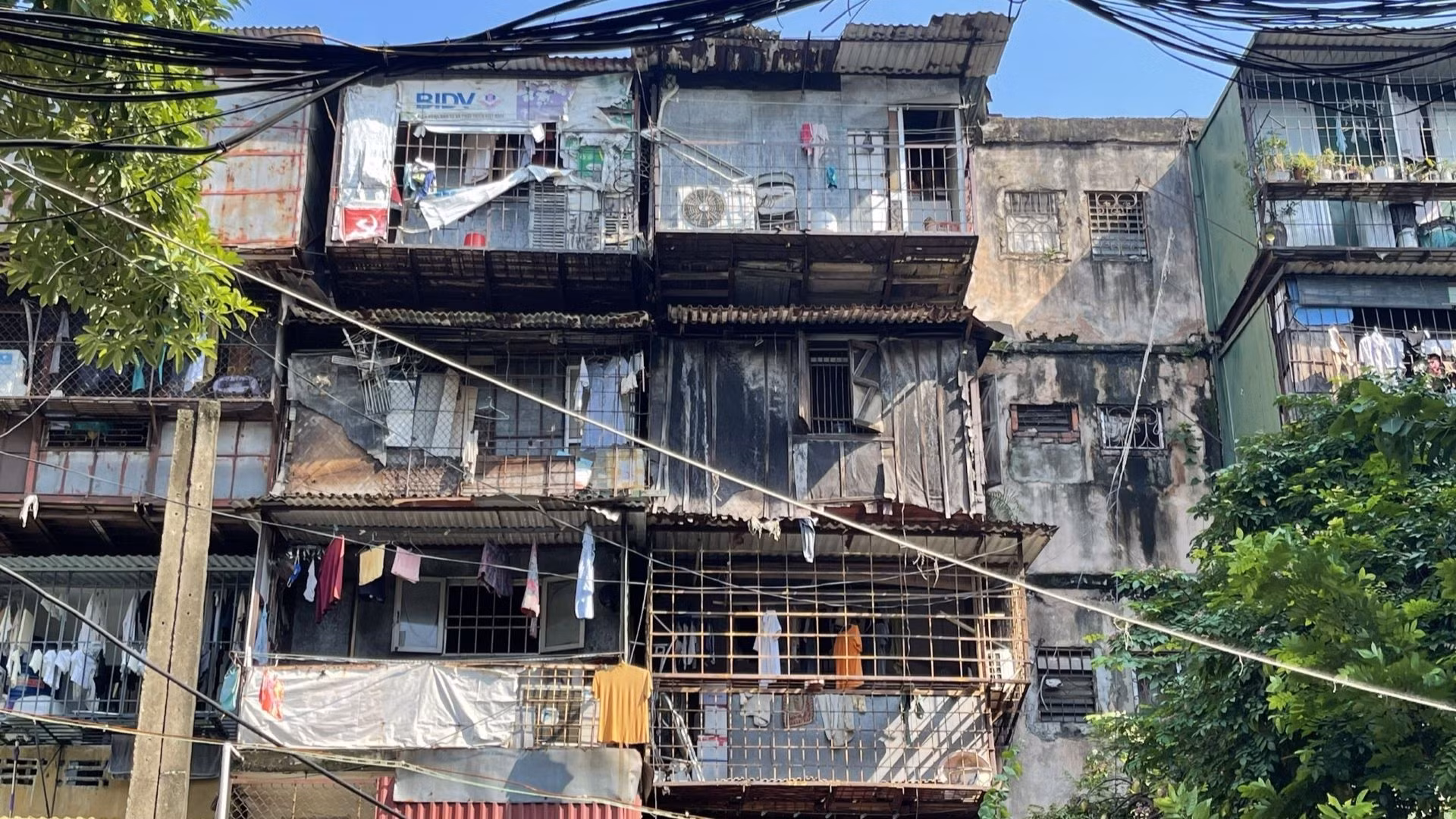 Nhà A7 tập thể Tân Mai xuống cấp nghiêm trọng.