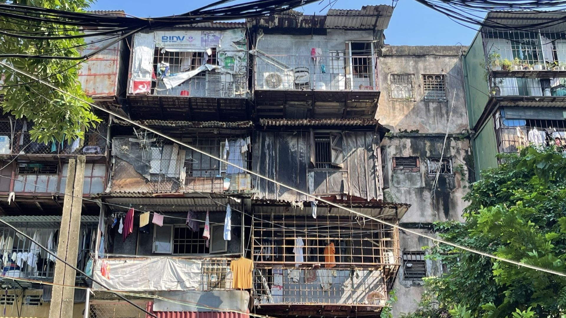 Nhà A7 tập thể Tân Mai xuống cấp nghiêm trọng.