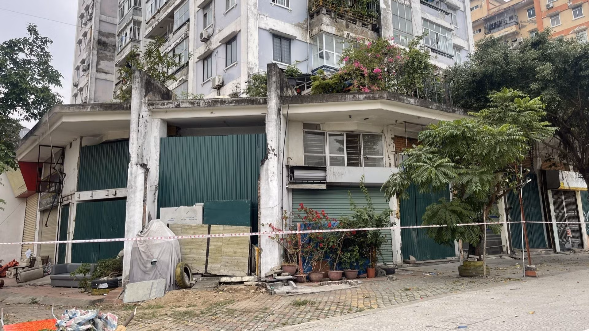 Tại khu tái định cư Đồng Tàu, quận Hoàng Mai, rất nhiều diện tích kinh doanh dịch vụ không cho thuê, gây lãng phí lớn.