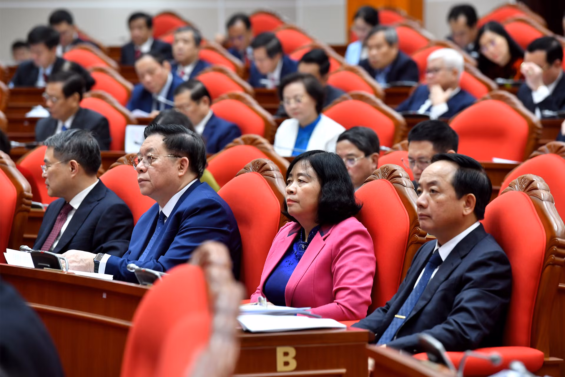 Các đồng chí lãnh đạo Đảng, Nhà nước và các đại biểu dự hội nghị.