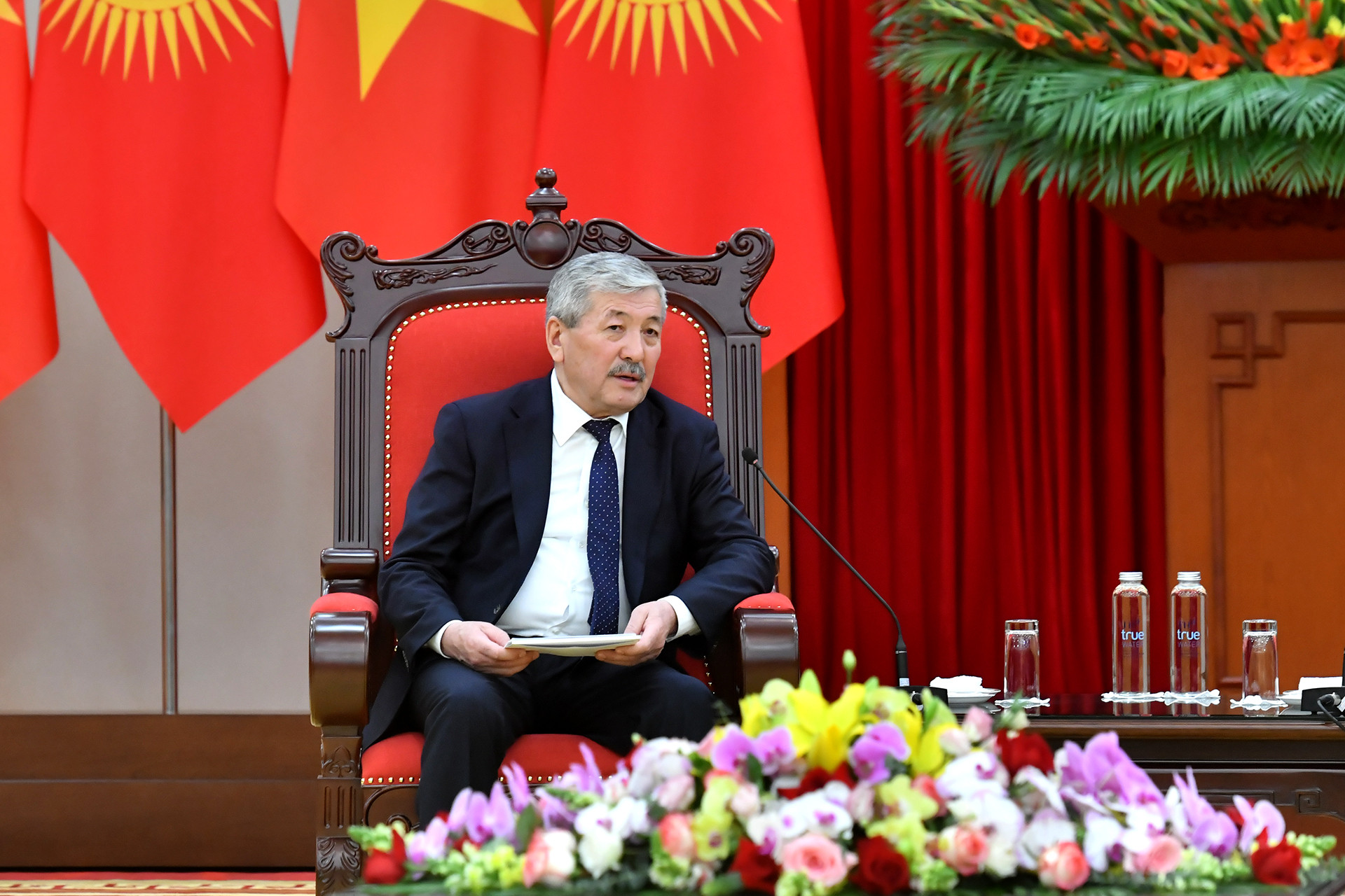 Thủ tướng Cộng hòa Kyrgyzstan Adylbek Kasymaliev tại buổi tiếp.