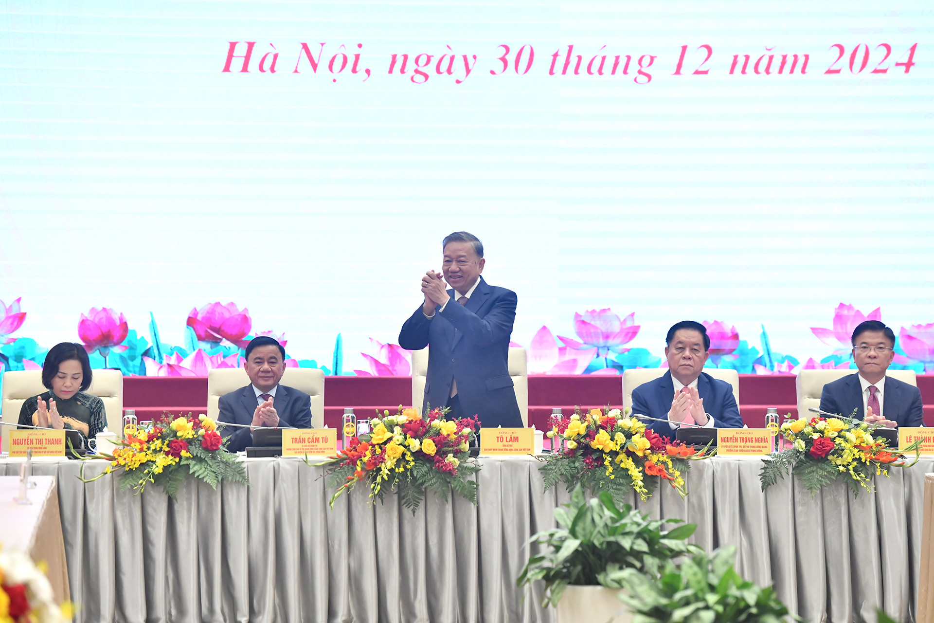 Tổng Bí thư Tô Lâm và các đồng chí lãnh đạo Đảng, Nhà nước dự hội nghị gặp mặt đại biểu văn nghệ sĩ.