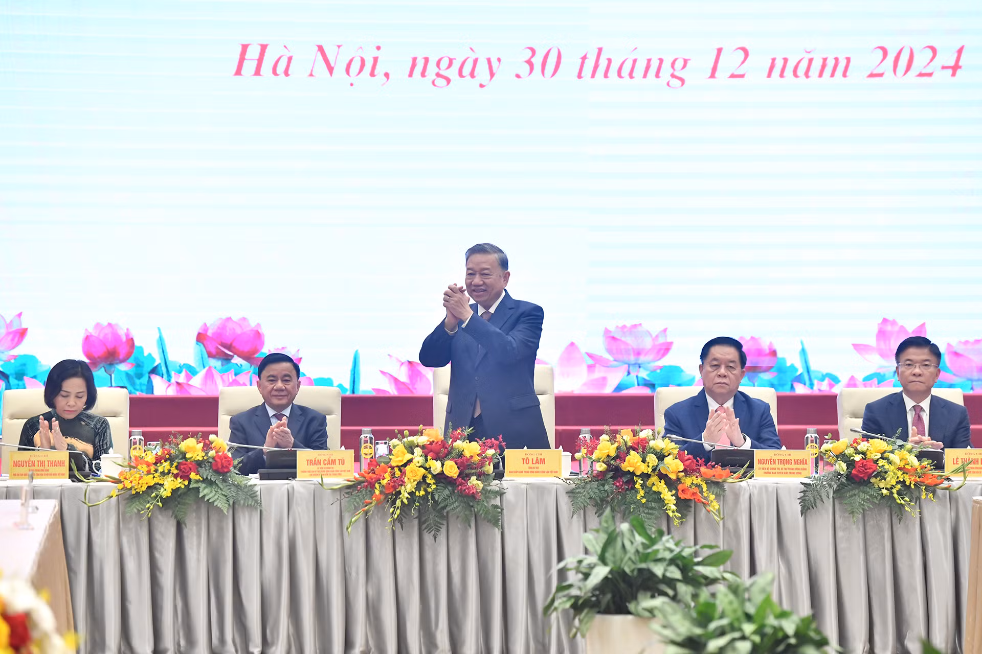 Tổng Bí thư Tô Lâm và các đồng chí lãnh đạo Đảng, Nhà nước dự hội nghị gặp mặt đại biểu văn nghệ sĩ.