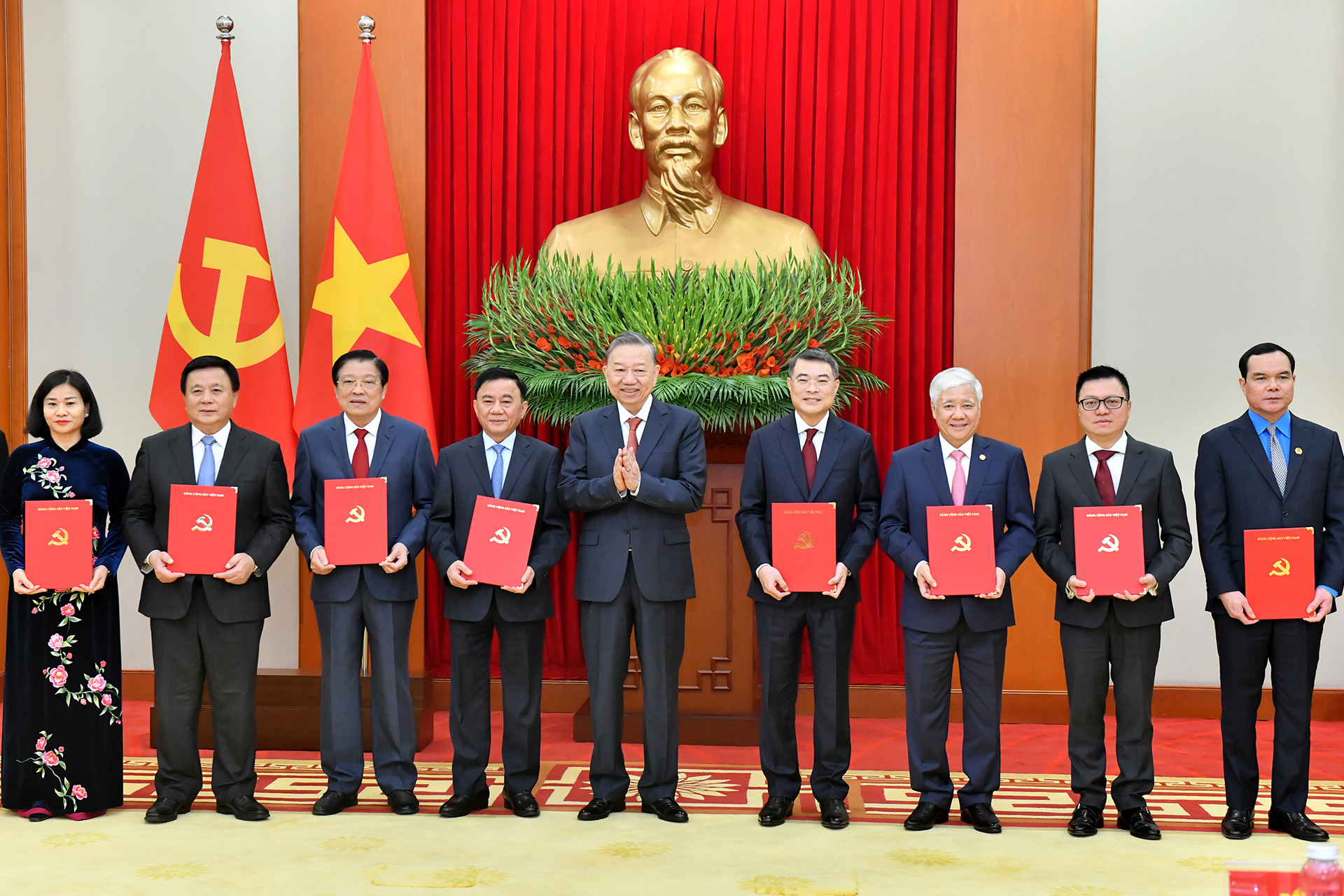 Tổng Bí thư Tô Lâm trao các quyết định về chức năng, nhiệm vụ của các cơ quan, đơn vị ở Trung ương.