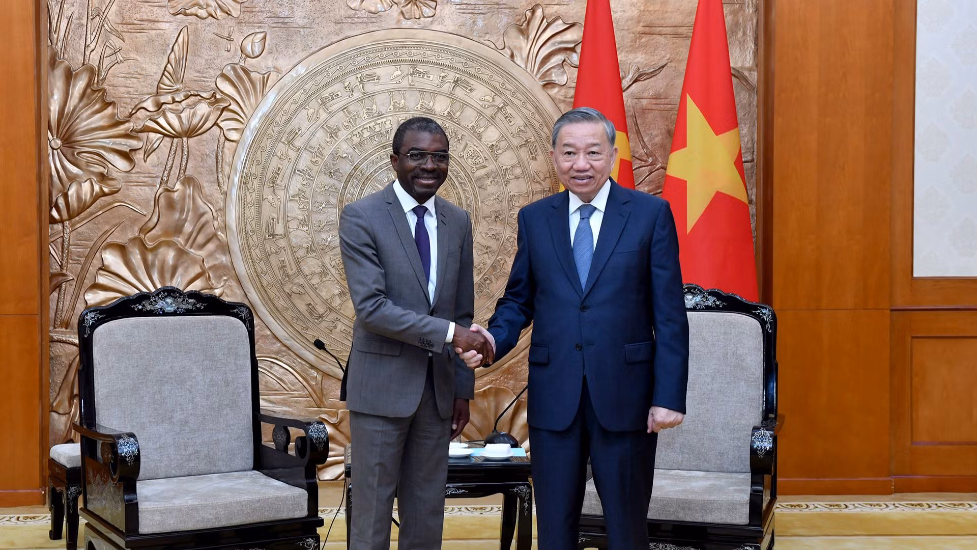 Tổng Bí thư Tô Lâm tiếp ông Lazare Eloundou Assomo, Giám đốc Trung tâm Di sản ihế giới của UNESCO. 