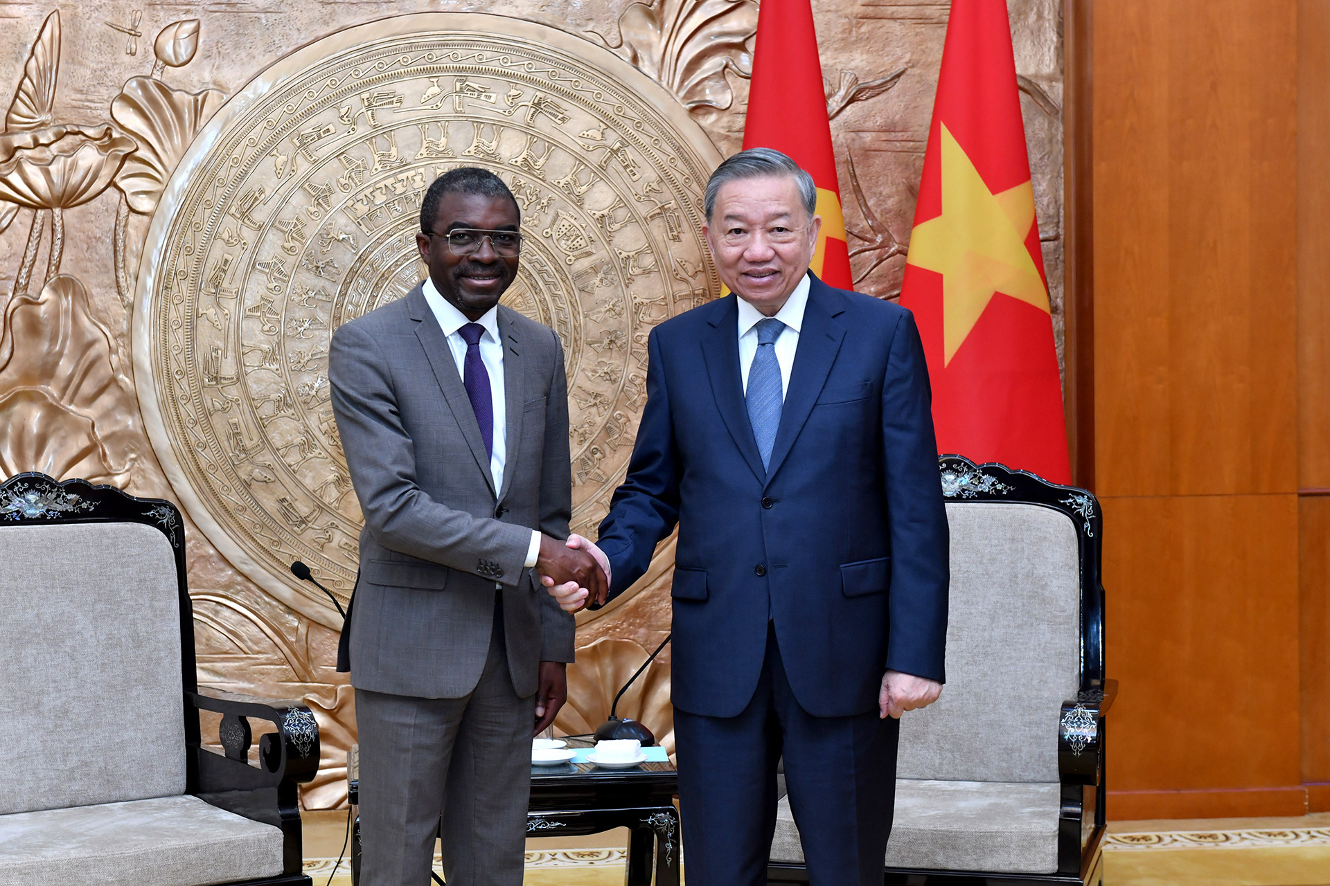 Tổng Bí thư Tô Lâm với ông Lazare Eloundou Assomo, Giám đốc Trung tâm Di sản thế giới của UNESCO.