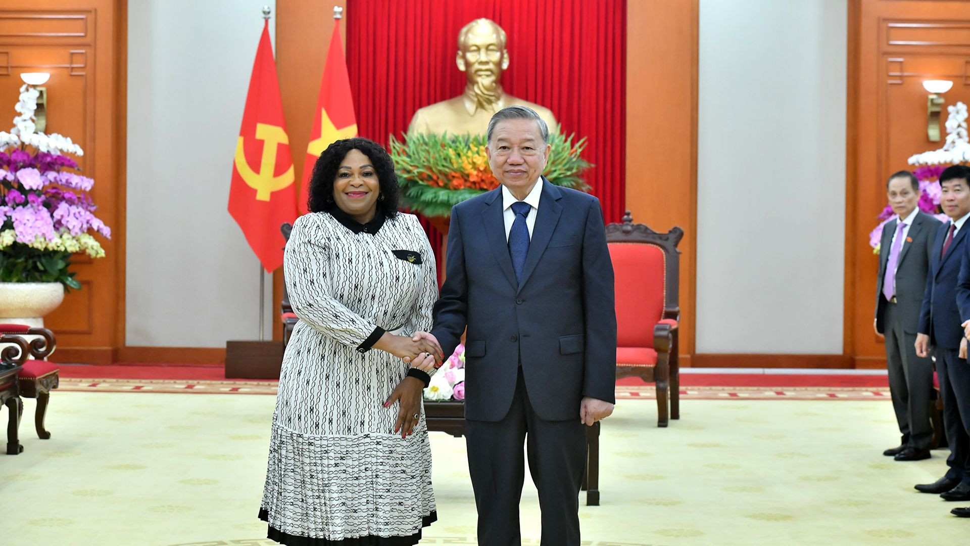 Tổng Bí thư Tô Lâm với bà Nomvula Mokonyane, Phó Tổng thư ký thứ nhất Đảng Đại hội Dân tộc Phi (ANC) của Nam Phi.
