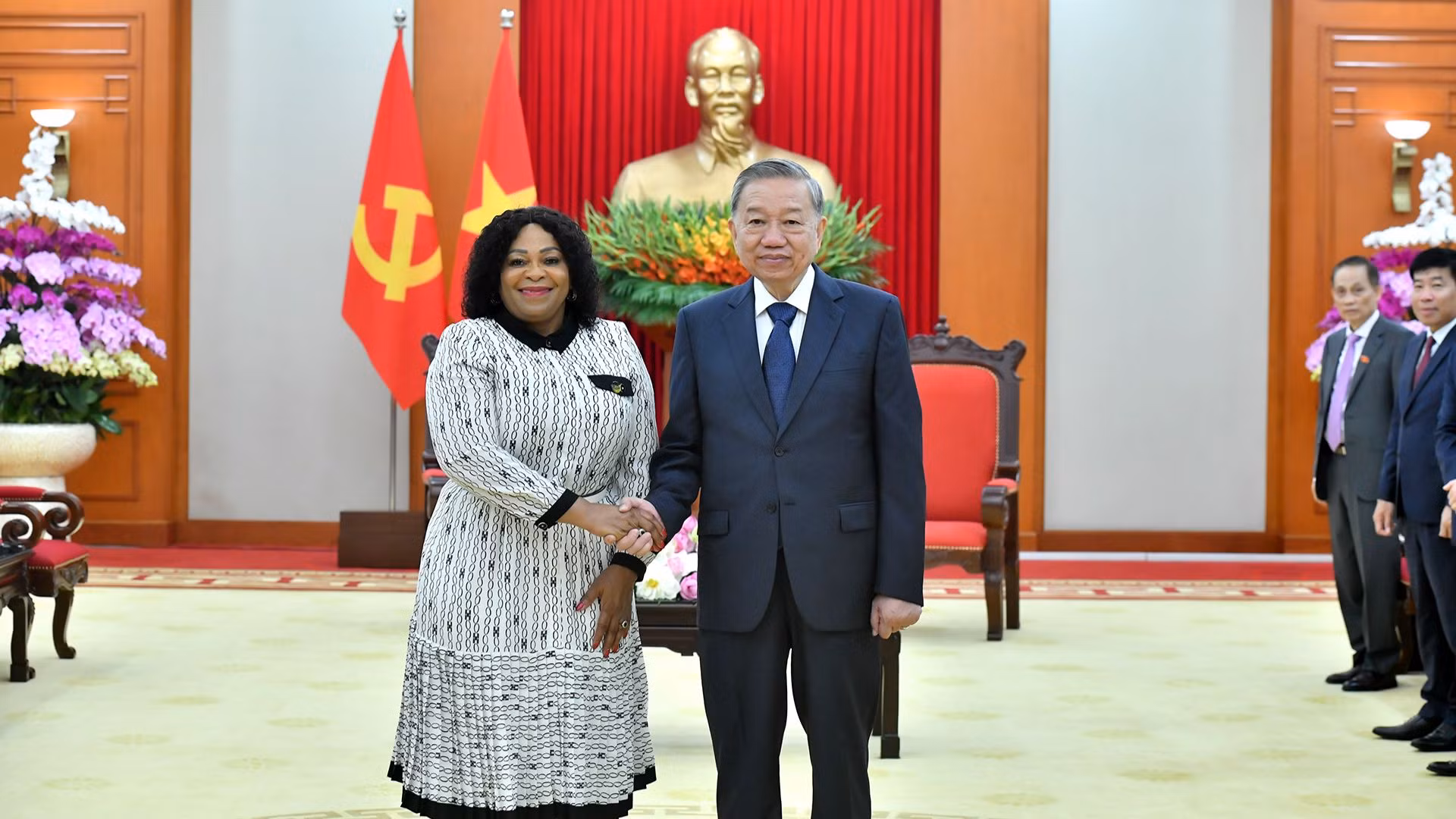 Tổng Bí thư Tô Lâm với bà Nomvula Mokonyane, Phó Tổng thư ký thứ nhất Đảng Đại hội Dân tộc Phi (ANC) của Nam Phi.