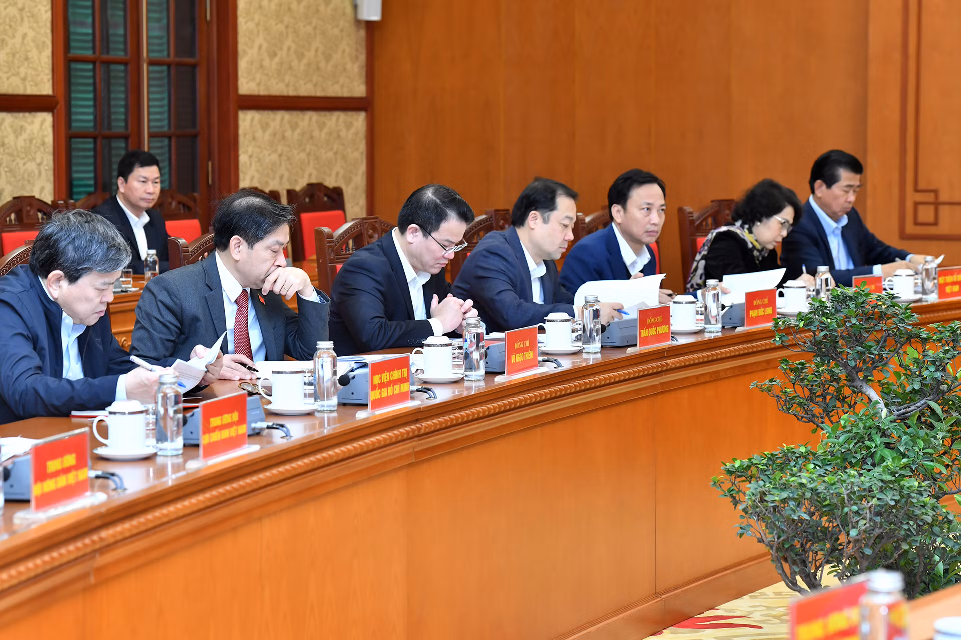 Các đại biểu tham dự phiên họp.