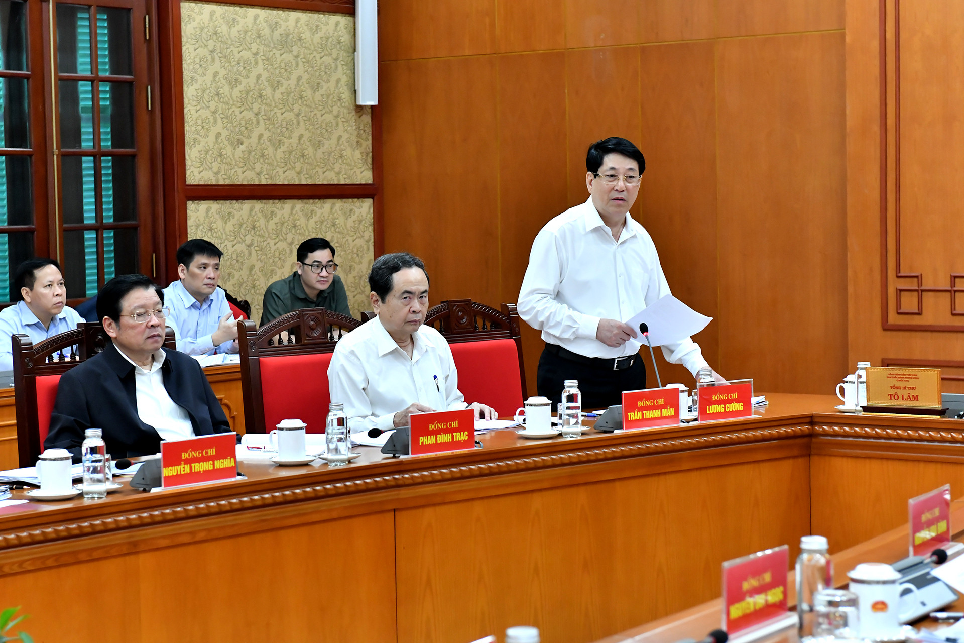 Đồng chí Lương Cường, Ủy viên Bộ Chính trị, Chủ tịch nước phát biểu tại phiên họp. Đồng chí Lương Cường, Ủy viên Bộ Chính trị, Chủ tịch nước phát biểu tại phiên họp.