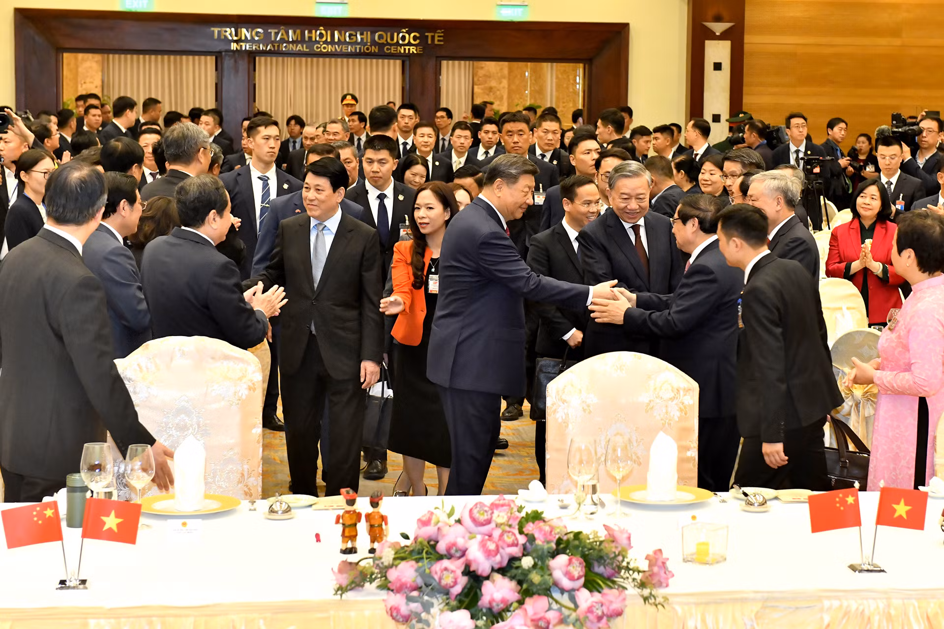 Tổng Bí thư Tô Lâm, Chủ tịch nước Lương Cường và Tổng Bí thư, Chủ tịch Trung Quốc Tập Cận Bình cùng các đại biểu tham dự tiệc chiêu đãi.