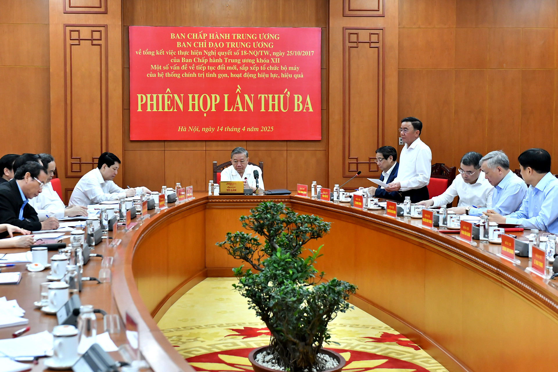 Đồng chí Trần Cẩm Tú, Ủy viên Bộ Chính trị, Thường trực Ban Bí thư phát biểu tại phiên họp. Đồng chí Trần Cẩm Tú, Ủy viên Bộ Chính trị, Thường trực Ban Bí thư phát biểu tại phiên họp.