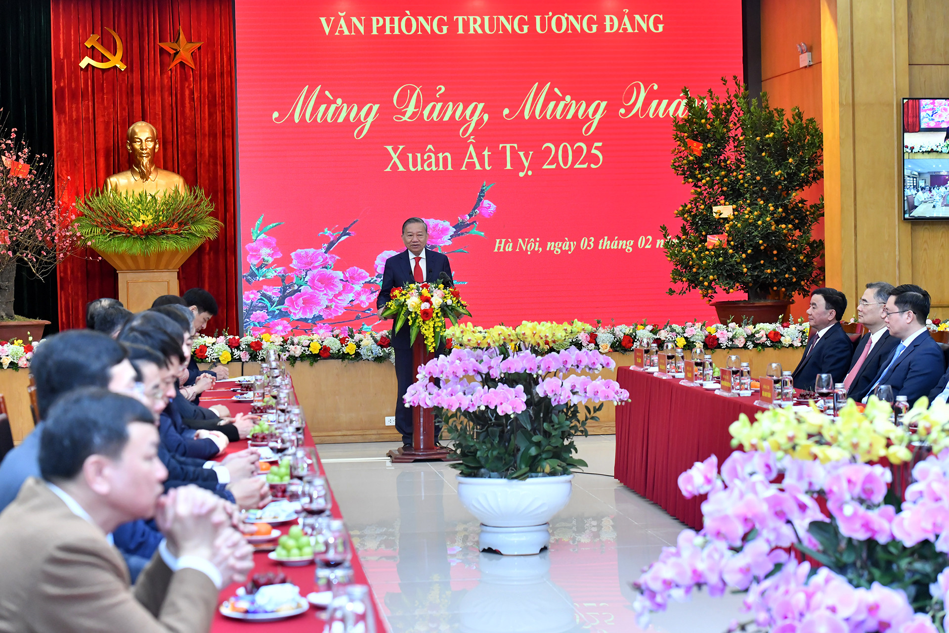 Tổng Bí thư Tô Lâm gặp mặt thân mật cán bộ, công chức, viên chức và người lao động Văn phòng Trung ương Đảng nhân dịp đầu Xuân Ất Tỵ. 