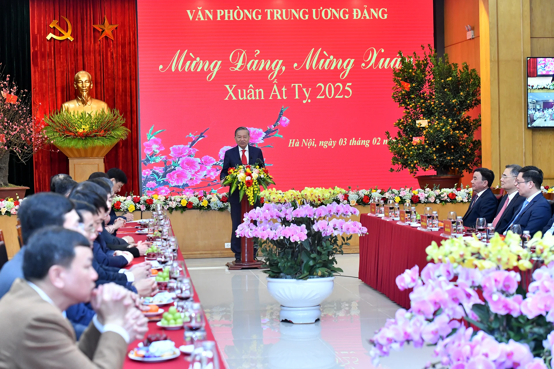 Tổng Bí thư Tô Lâm gặp mặt thân mật cán bộ, công chức, viên chức và người lao động Văn phòng Trung ương Đảng nhân dịp đầu Xuân Ất Tỵ. 