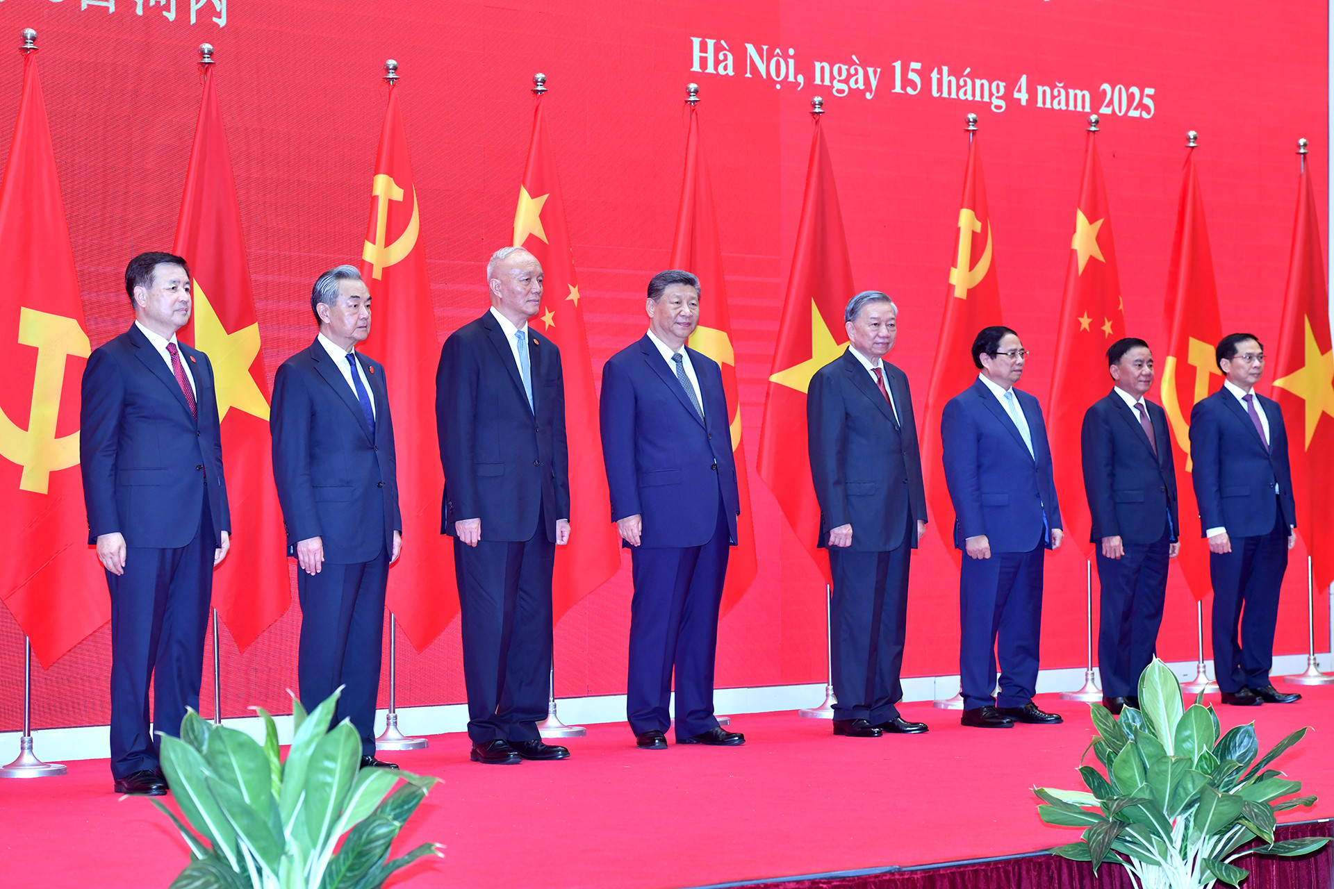 Các đồng chí lãnh đạo hai nước Việt Nam và Trung Quốc và các đại biểu thực hiện khởi động Hành trình hợp tác đường sắt Việt Nam-Trung Quốc.