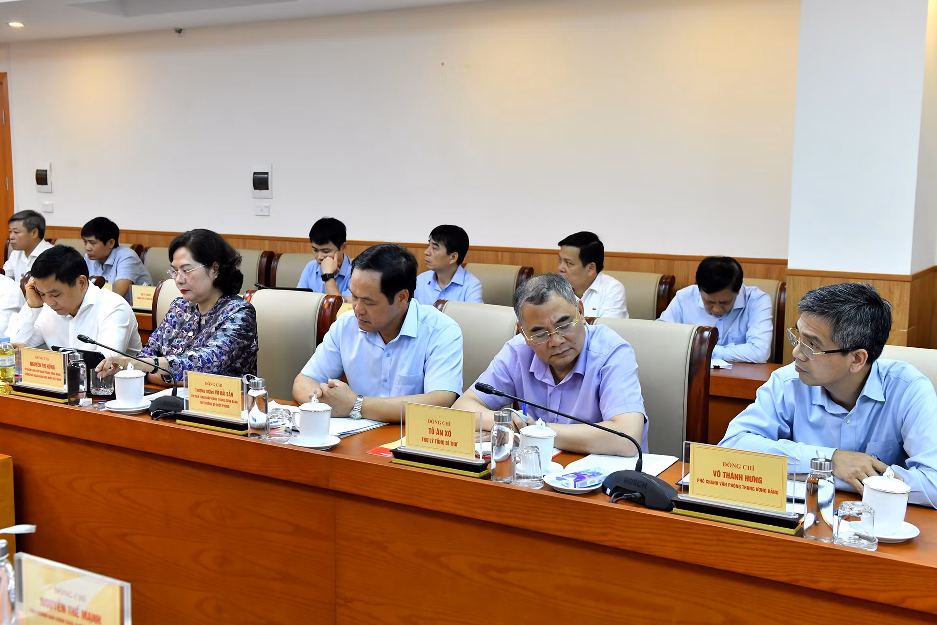 Các đại biểu tham dự buổi làm việc.