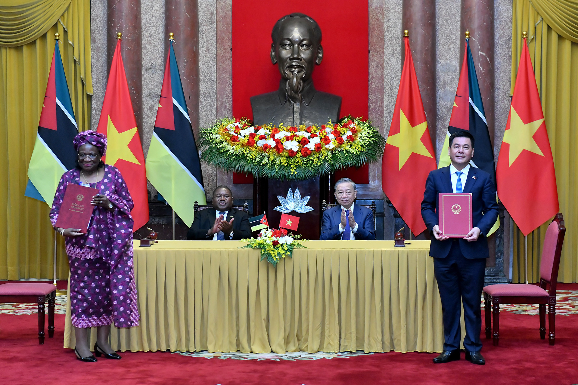 Tổng Bí thư, Chủ tịch nước Tô Lâm và Tổng thống Mozambique Filipe Jacinto Nyusi chứng kiến Lễ ký Bản ghi nhớ về hợp tác trong lĩnh vực năng lượng và khoáng sản giữa Bộ Công thương Việt Nam với Bộ Khoáng sản và Năng lượng Cộng hòa Mozambique.