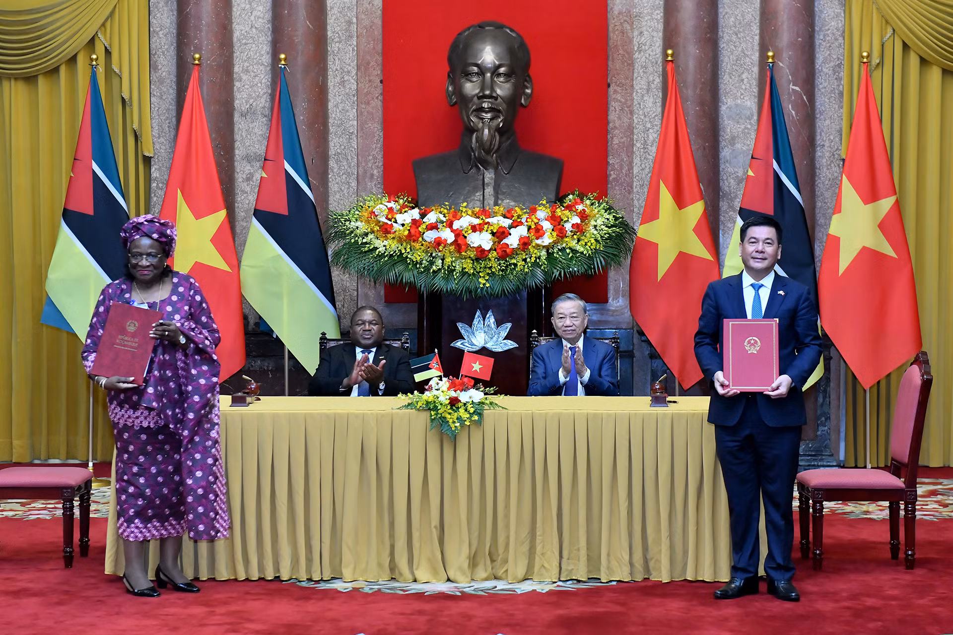 Tổng Bí thư, Chủ tịch nước Tô Lâm và Tổng thống Mozambique Filipe Jacinto Nyusi chứng kiến Lễ ký Bản ghi nhớ về hợp tác trong lĩnh vực năng lượng và khoáng sản giữa Bộ Công thương Việt Nam với Bộ Khoáng sản và Năng lượng Cộng hòa Mozambique.
