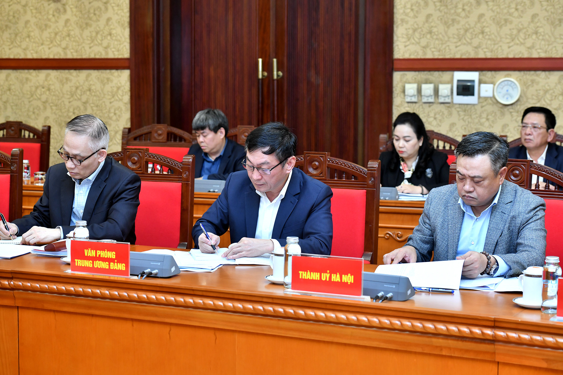 Các đại biểu tham dự buổi làm việc.