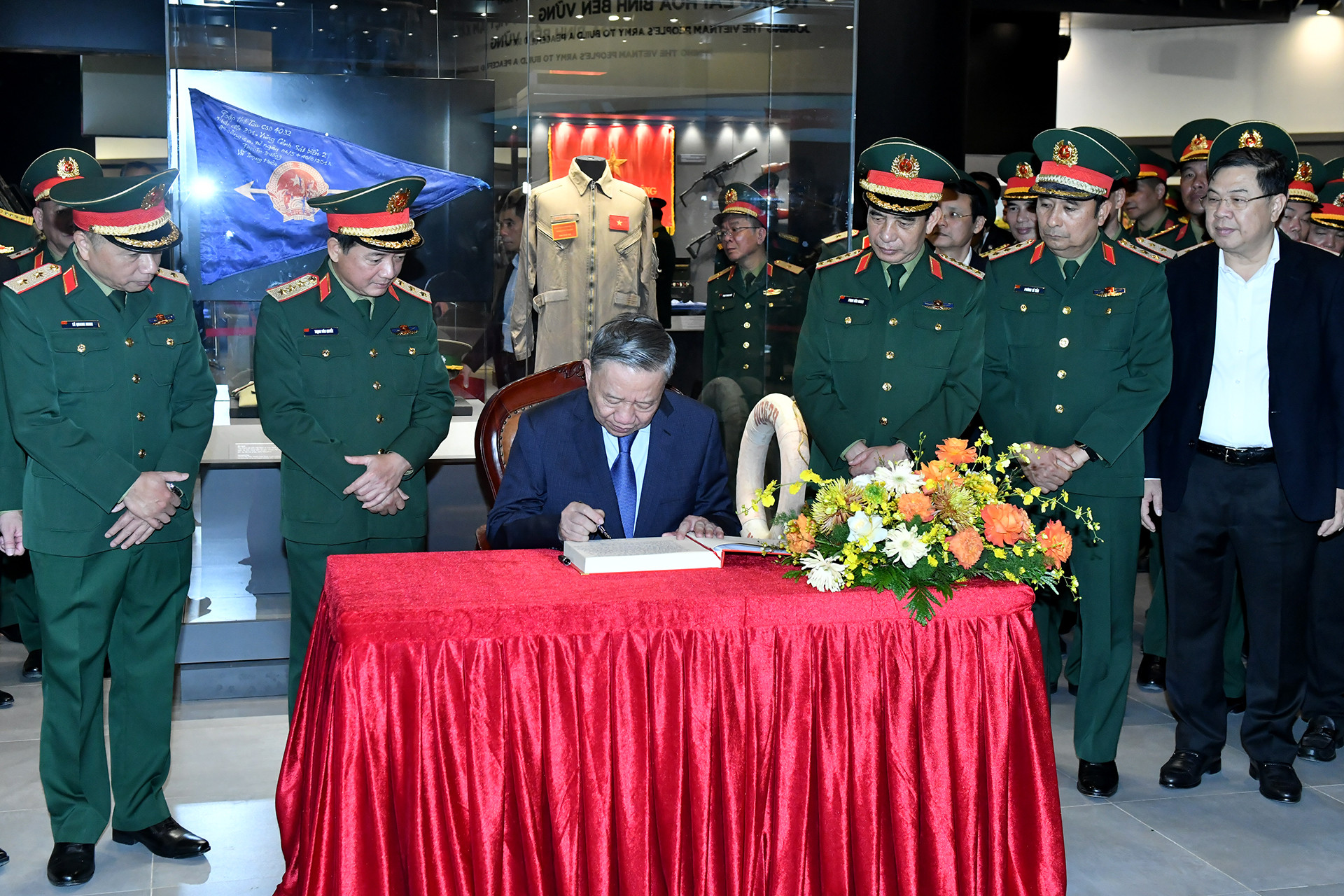 Tổng Bí thư Tô Lâm ghi sổ lưu niệm.