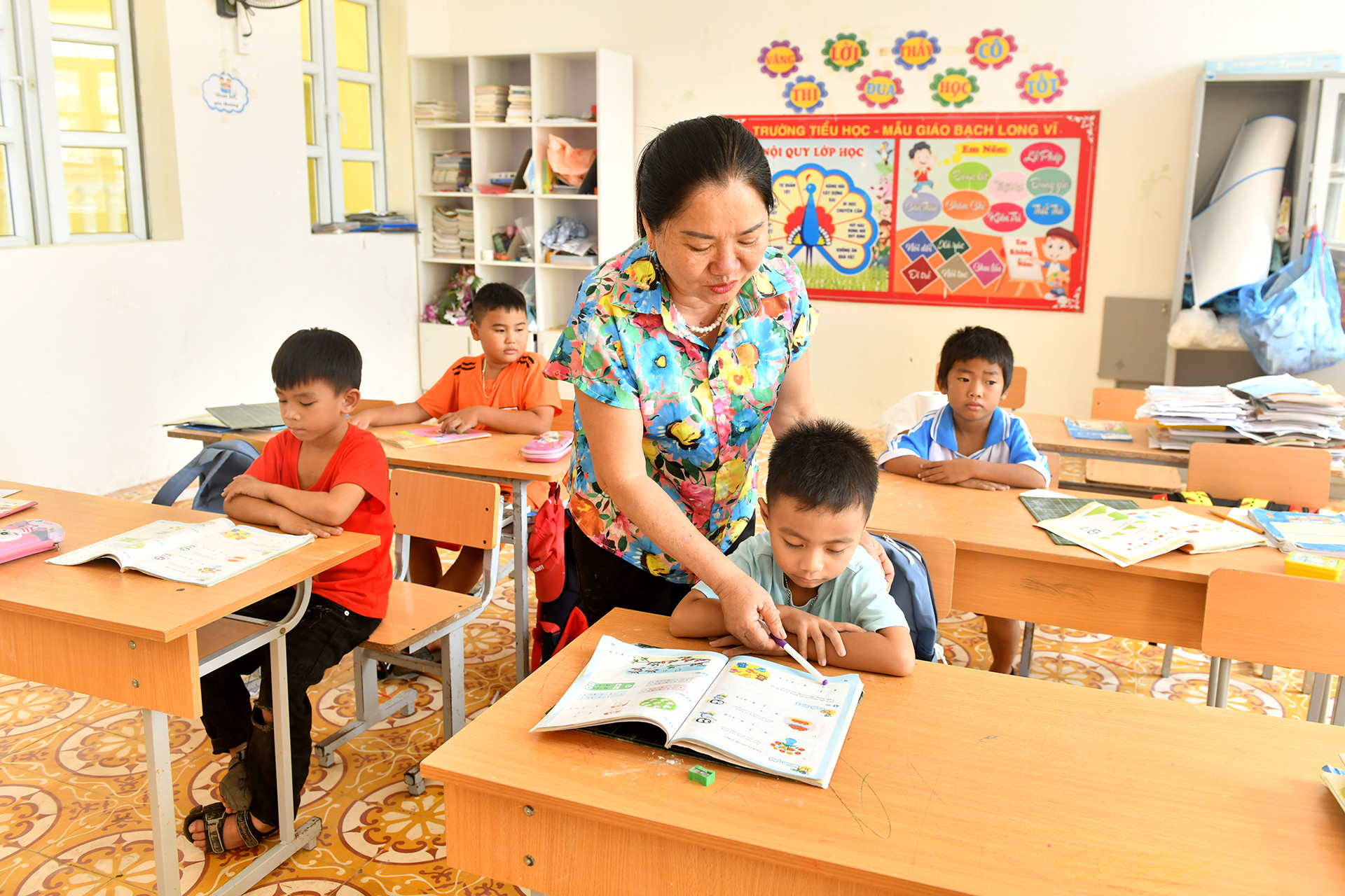 Cô và trò Trường tiểu học Bạch Long Vĩ trong giờ học.