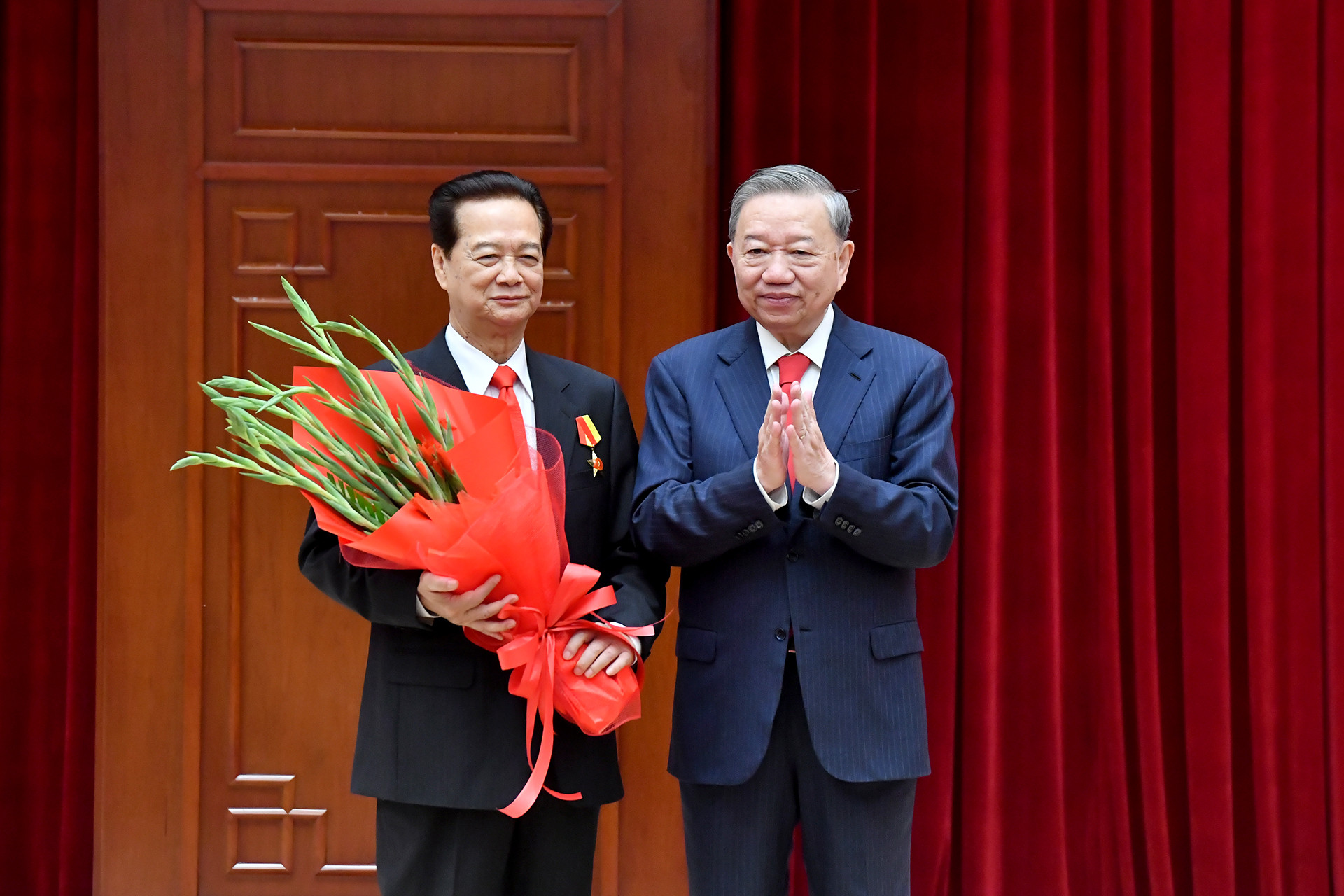 Tổng Bí thư Tô Lâm chúc mừng đồng chí nguyên Thủ tướng Chính phủ Nguyễn Tấn Dũng.