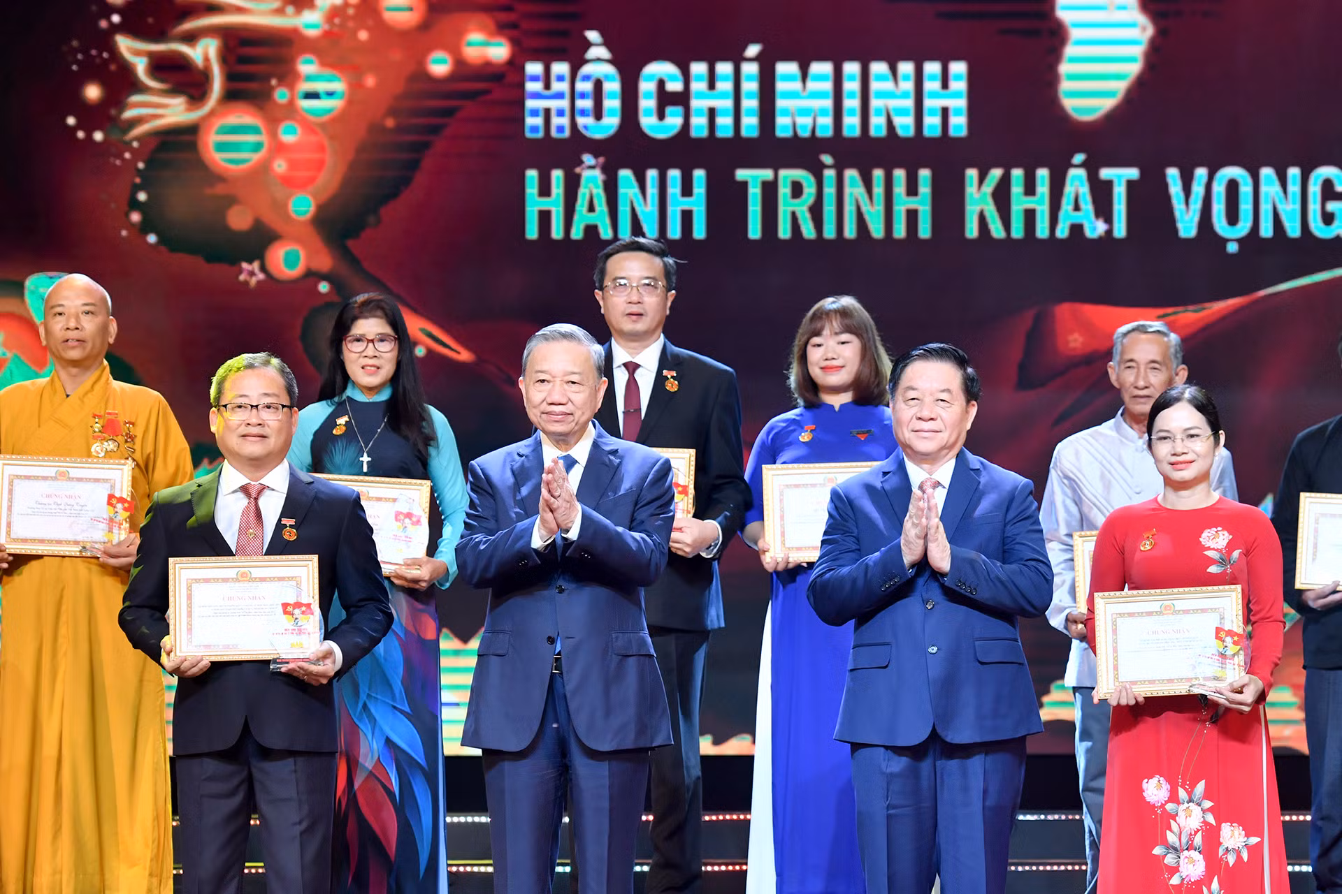 Tổng Bí thư Tô Lâm trao Biểu trưng; đồng chí Nguyễn Trọng Nghĩa, Ủy viên Bộ Chính trị, Bí thư Trung ương Đảng, Trưởng Ban Tuyên giáo Trung ương trao Giấy chứng nhận tôn vinh các điển hình tiêu biểu toàn quốc trong học tập và làm theo tư tưởng, đạo đức, phong cách Hồ Chí Minh. 