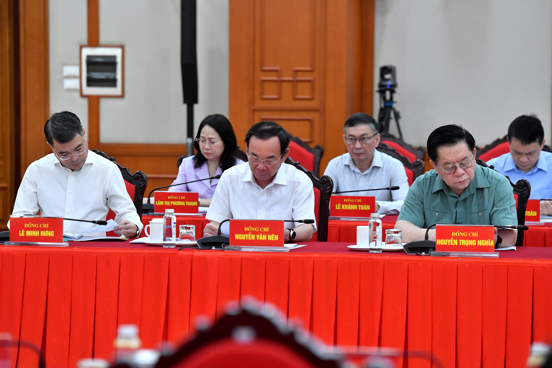 Các đồng chí lãnh đạo Đảng, Nhà nước và các đại biểu tham dự phiên họp.