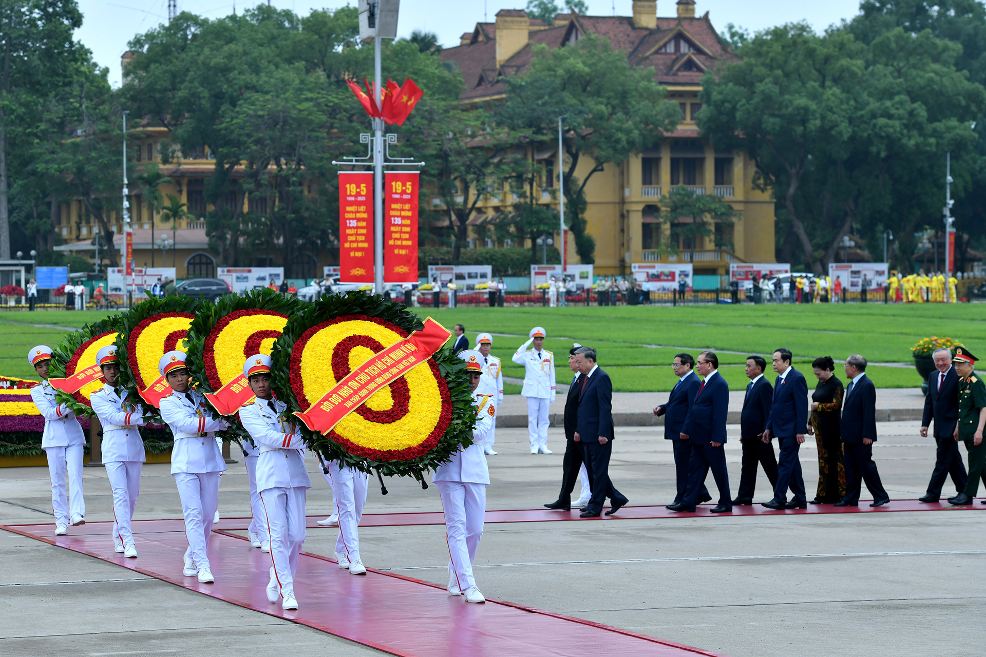 Vòng hoa của Đoàn mang dòng chữ “Đời đời nhớ ơn Chủ tịch Hồ Chí Minh vĩ đại”. Vòng hoa của Đoàn mang dòng chữ “Đời đời nhớ ơn Chủ tịch Hồ Chí Minh vĩ đại”.