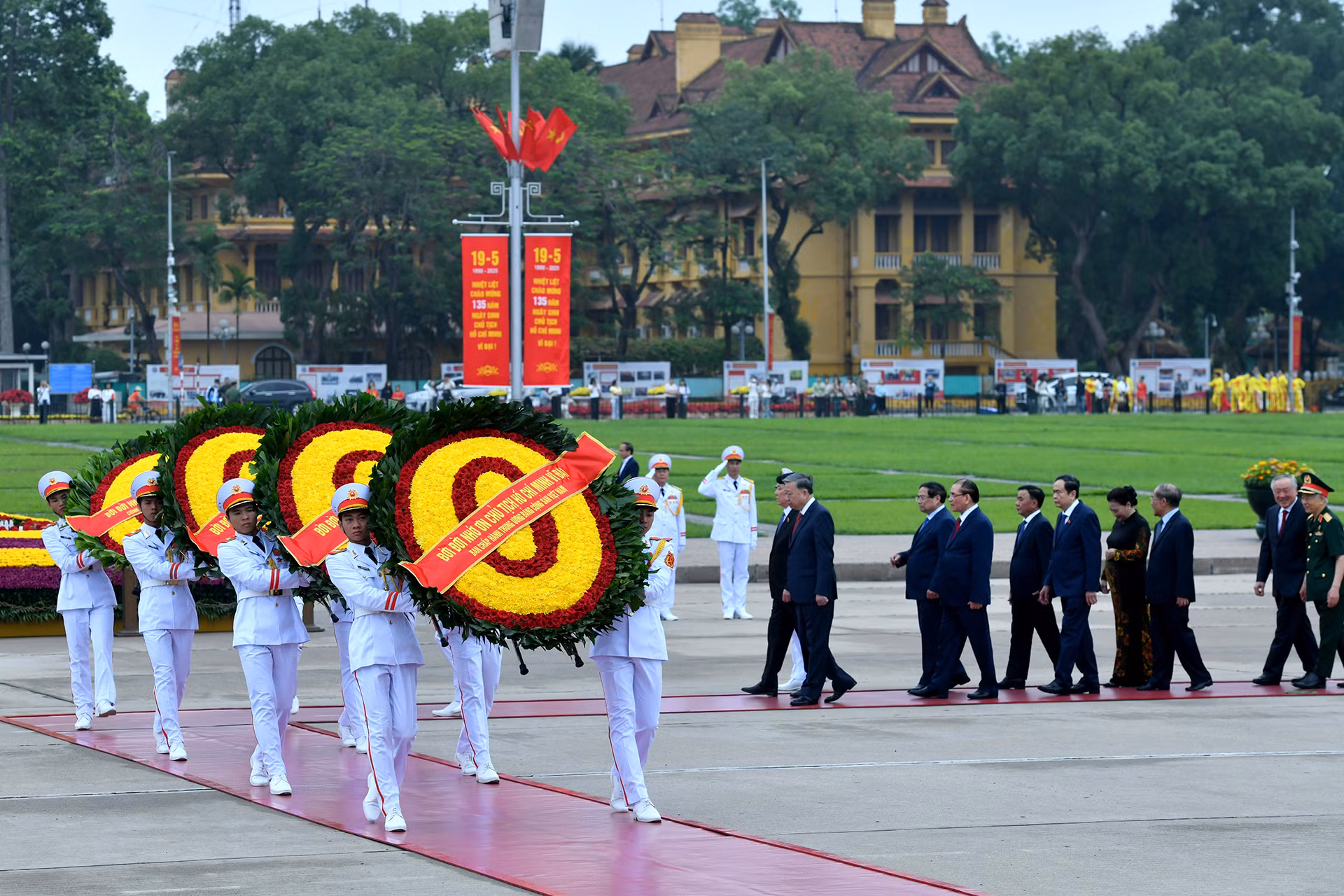 Vòng hoa của Đoàn mang dòng chữ “Đời đời nhớ ơn Chủ tịch Hồ Chí Minh vĩ đại”.