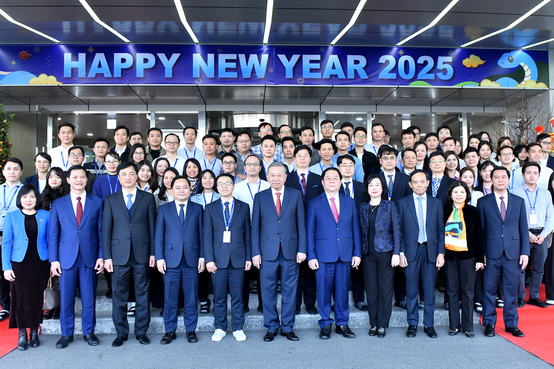 Tổng Bí thư Tô Lâm thăm nhà máy Amkor Technology Việt Nam tại Khu Công nghiệp Yên Phong II-C, xã Đông Tiến, huyện Yên Phong.