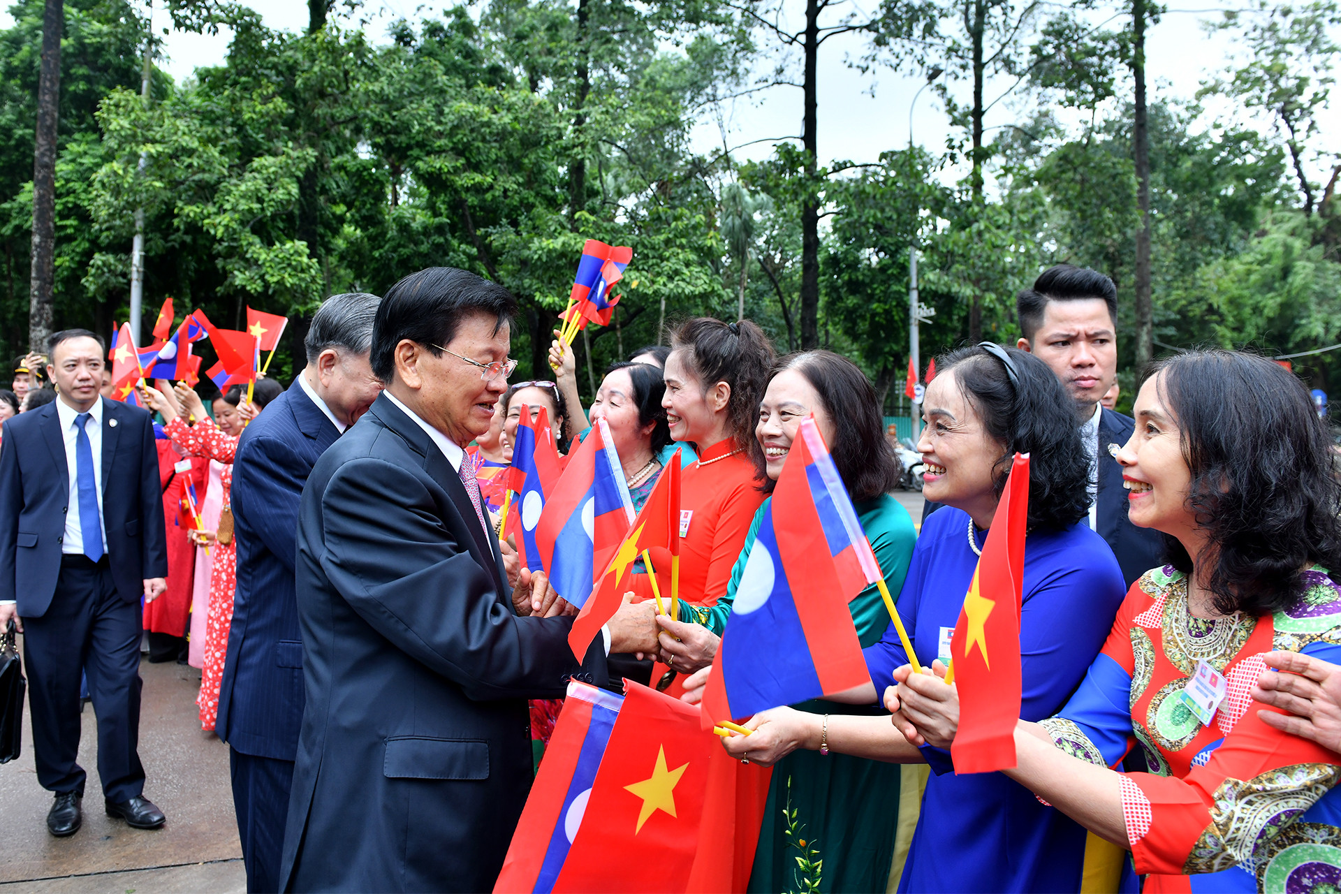 Tổng Bí thư, Chủ tịch nước Lào Thongloun Sisoulith với nhân dân Thủ đô Hà Nội.