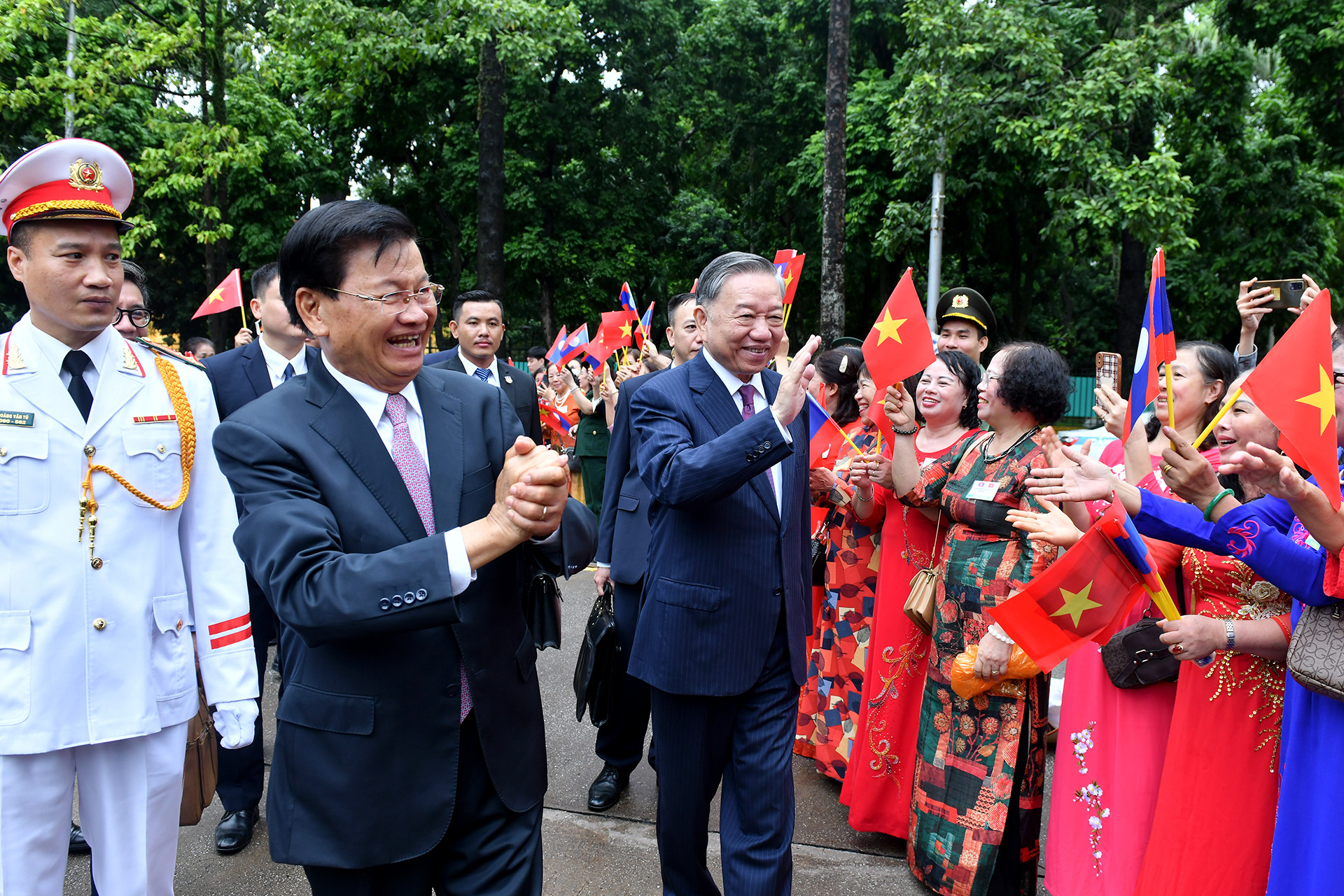 Nhân dân Thủ đô Hà Nội chào đón Tổng Bí thư, Chủ tịch nước Lào Thongloun Sisoulith.