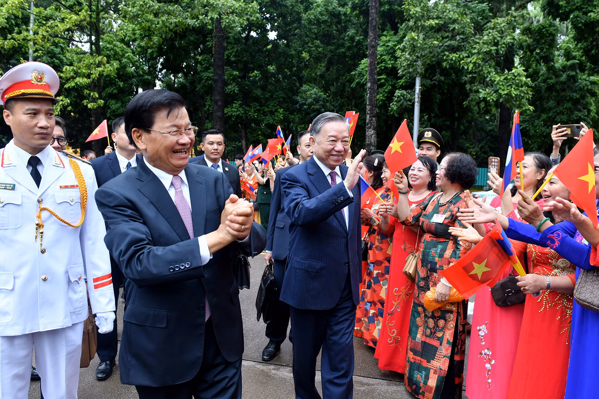 Nhân dân Thủ đô Hà Nội chào đón Tổng Bí thư, Chủ tịch nước Lào Thongloun Sisoulith.