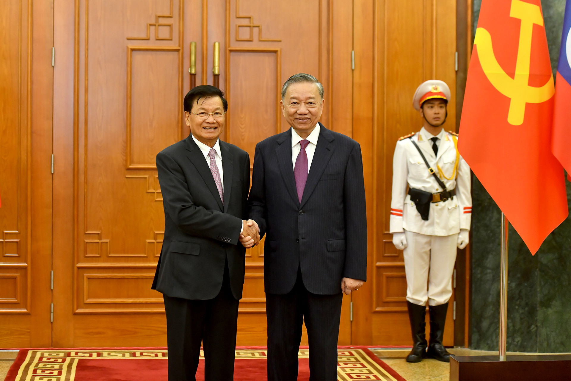 Tổng Bí thư, Chủ tịch nước Tô Lâm và Tổng Bí thư, Chủ tịch nước Lào Thongloun Sisoulith chụp ảnh chung trước khi hội đàm.