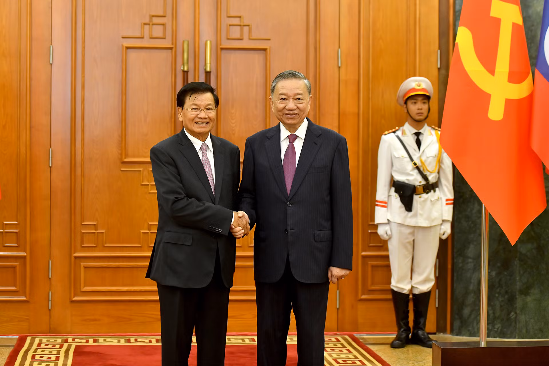 Tổng Bí thư, Chủ tịch nước Tô Lâm và Tổng Bí thư, Chủ tịch nước Lào Thongloun Sisoulith chụp ảnh chung trước khi hội đàm.