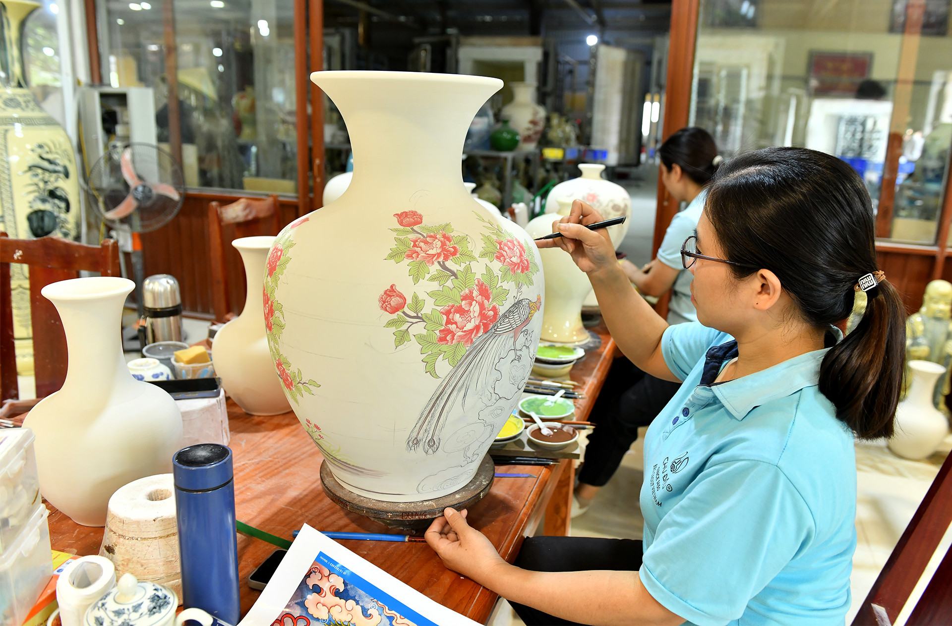 Sản phẩm gốm Chu Đậu mới với nét vẽ tươi sáng, mang màu sắc rực rỡ, tạo sự hứng khởi cho người dùng.