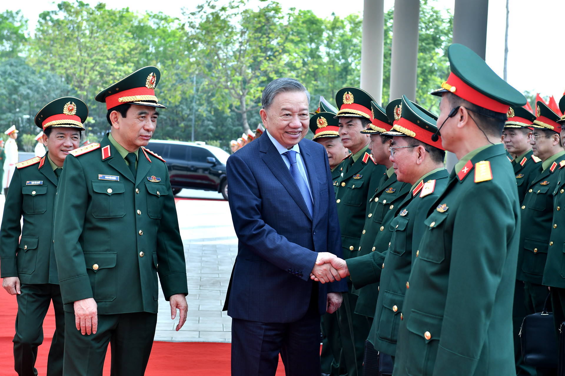 Tổng Bí thư Tô Lâm với lãnh đạo Bộ Quốc phòng và cán bộ, nhân viên Bảo tàng Lịch sử Quân sự Việt Nam.