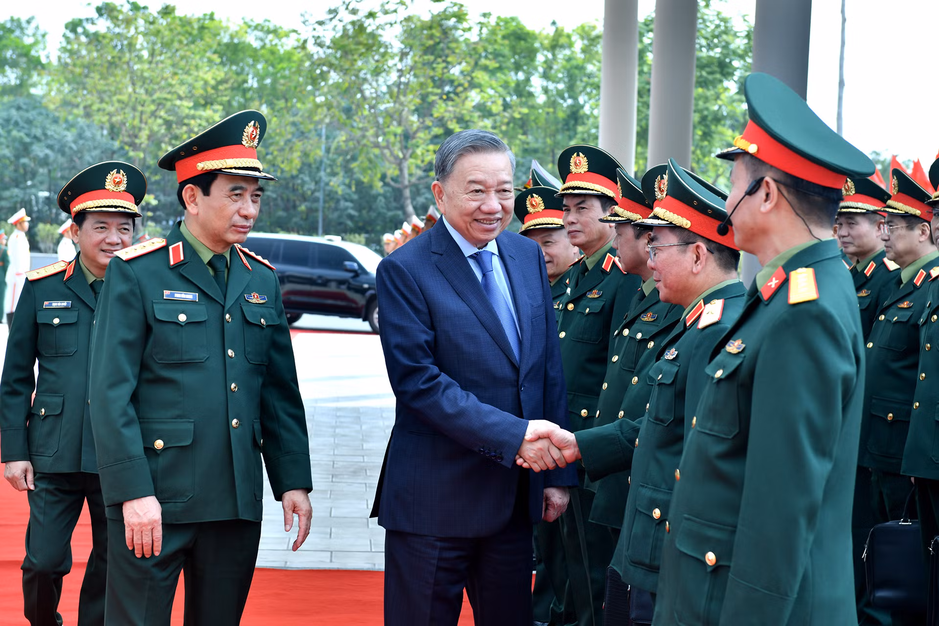Tổng Bí thư Tô Lâm với lãnh đạo Bộ Quốc phòng và cán bộ, nhân viên Bảo tàng Lịch sử Quân sự Việt Nam.
