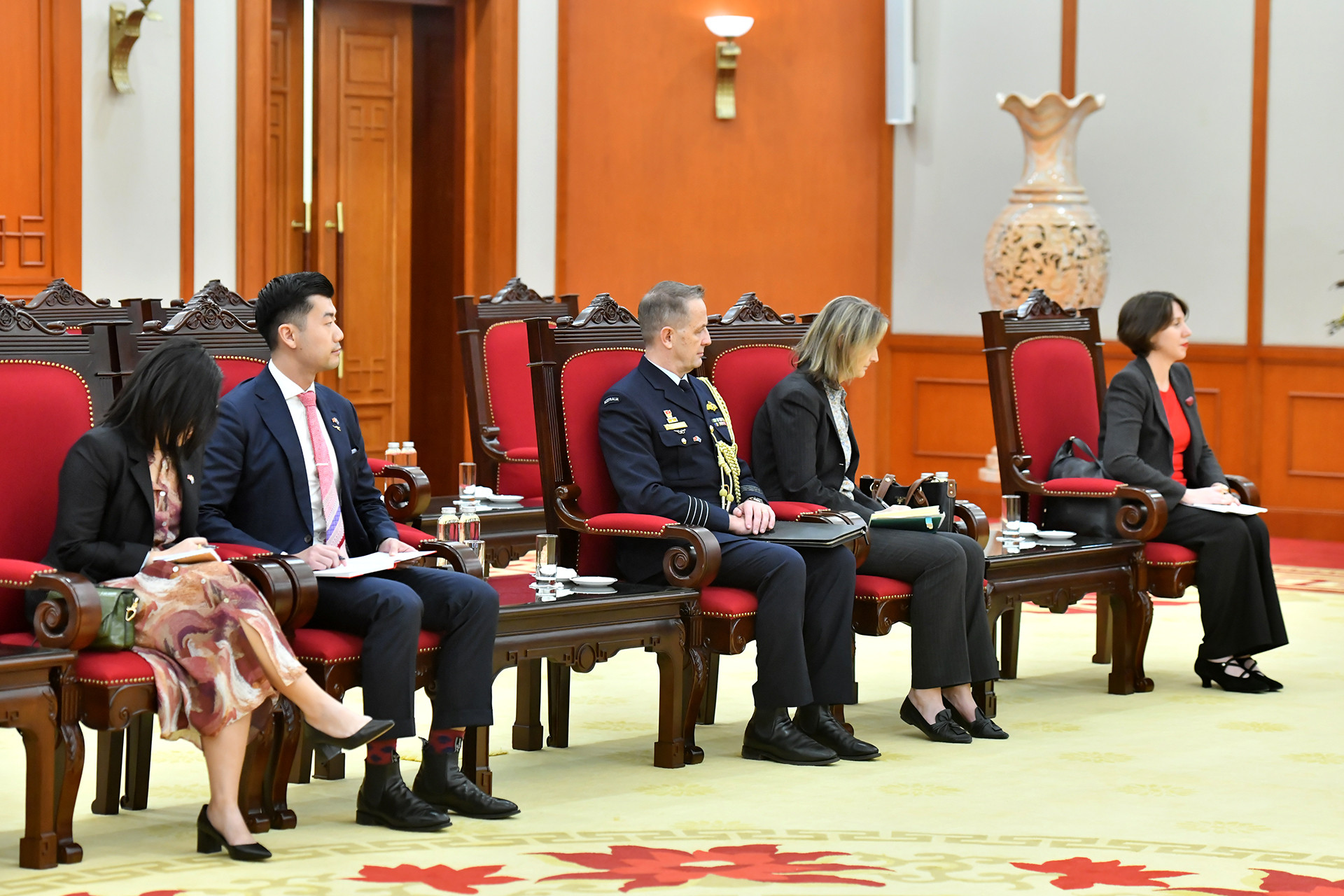 Các đại biểu tháp tùng Đại sứ Australia Andrew Goledzinowski tham dự buổi tiếp.