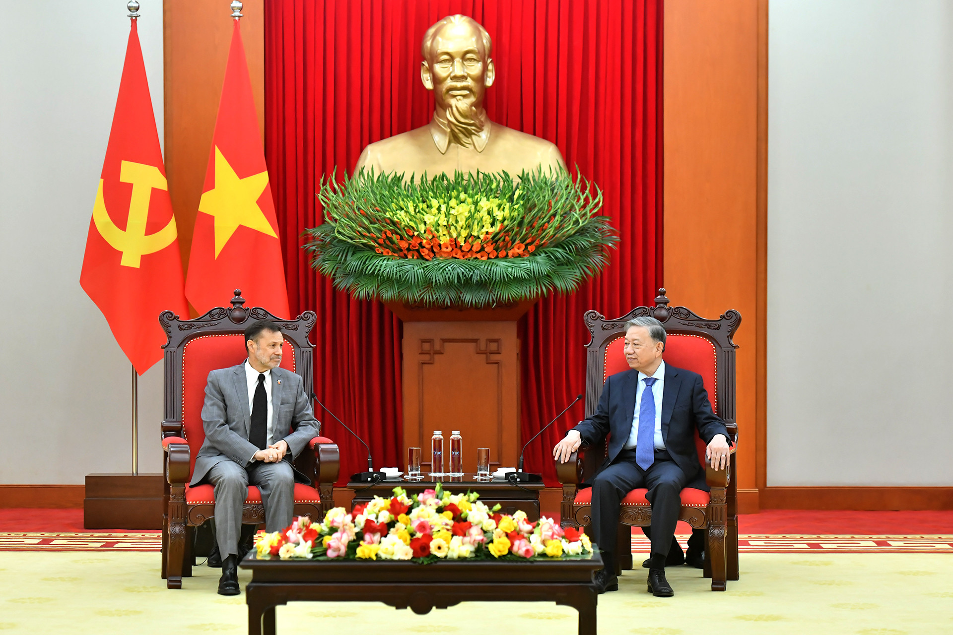 Tổng Bí thư Tô Lâm và Đại sứ Australia Andrew Goledzinowski tại buổi tiếp.