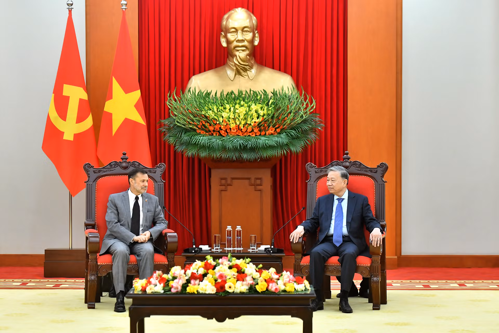 Tổng Bí thư Tô Lâm và Đại sứ Australia Andrew Goledzinowski tại buổi tiếp.