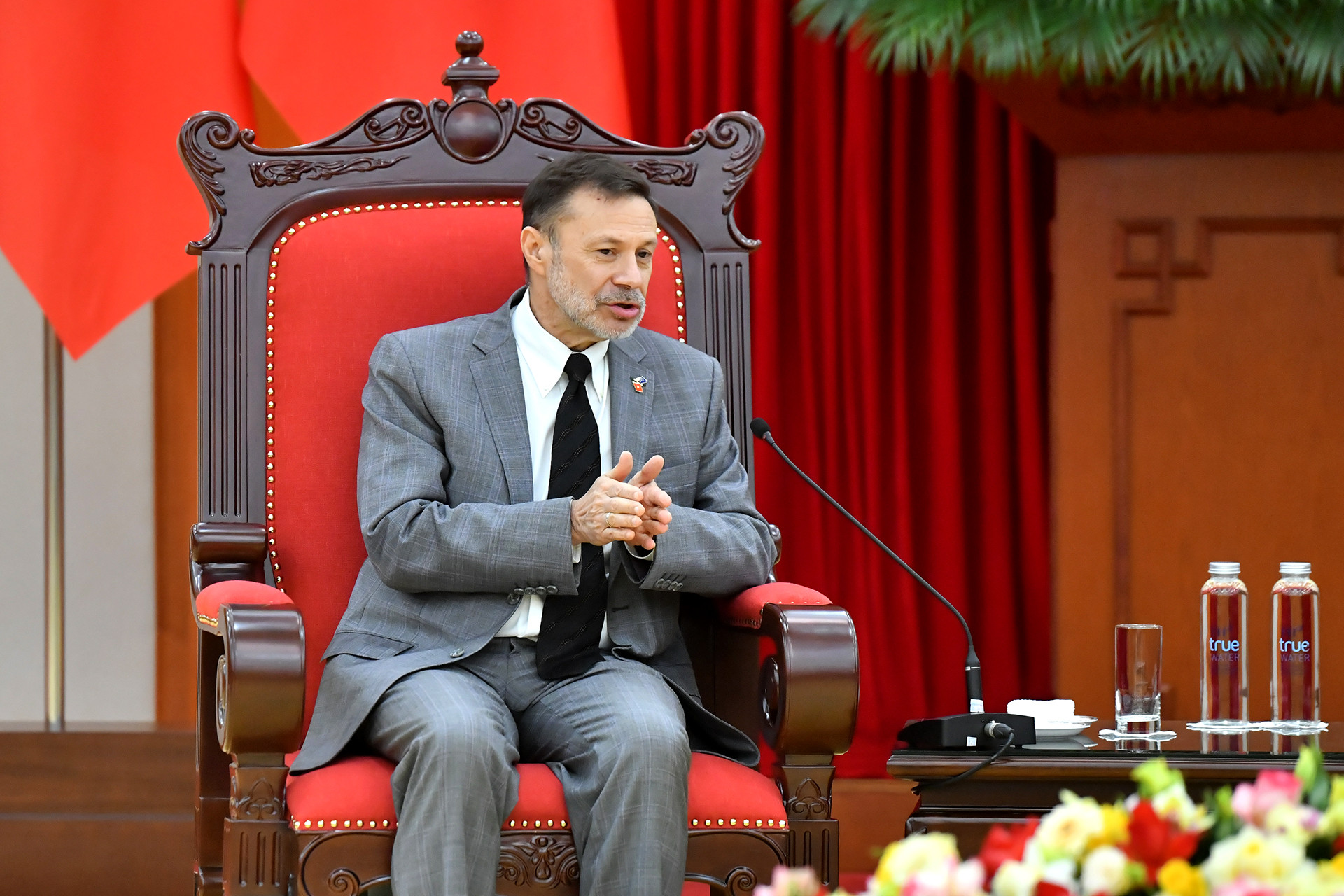 Đại sứ Australia Andrew Goledzinowski phát biểu tại buổi tiếp.